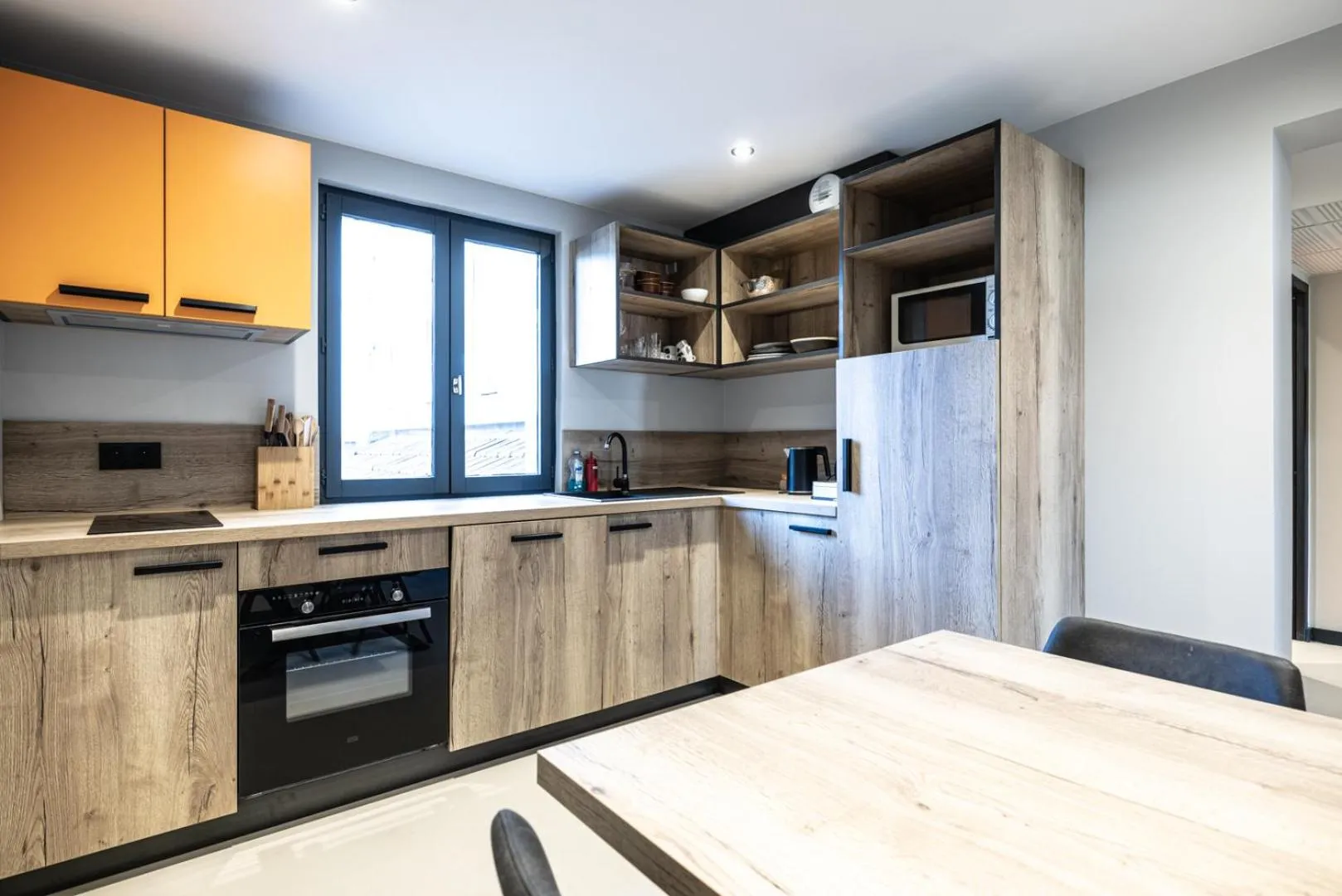 Kitchen or kitchenette in Hotel Base Camp Lodge - Albertville