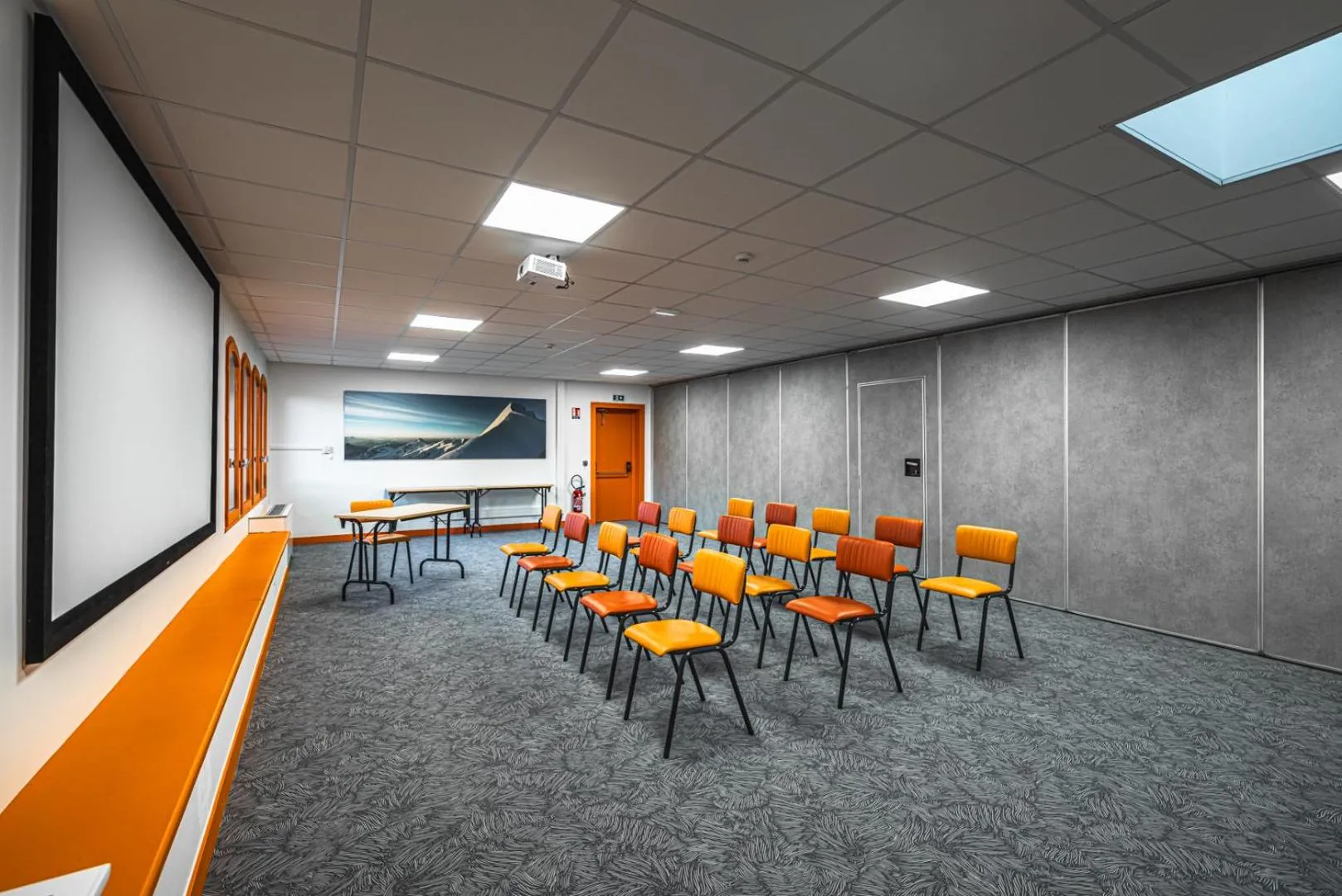 Meeting/conference room in Hotel Base Camp Lodge - Albertville