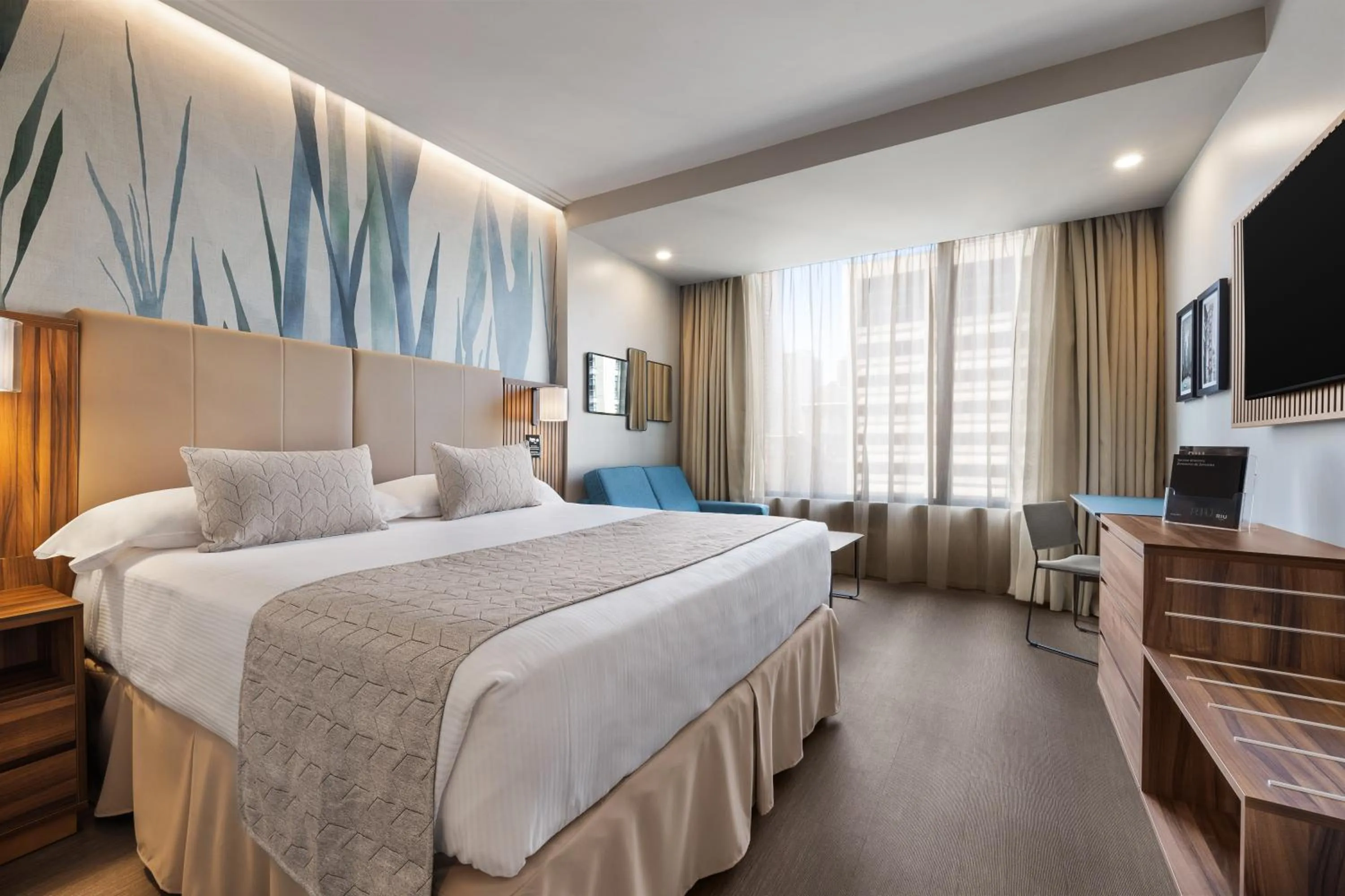 Bedroom, Bed in Riu Plaza Chicago