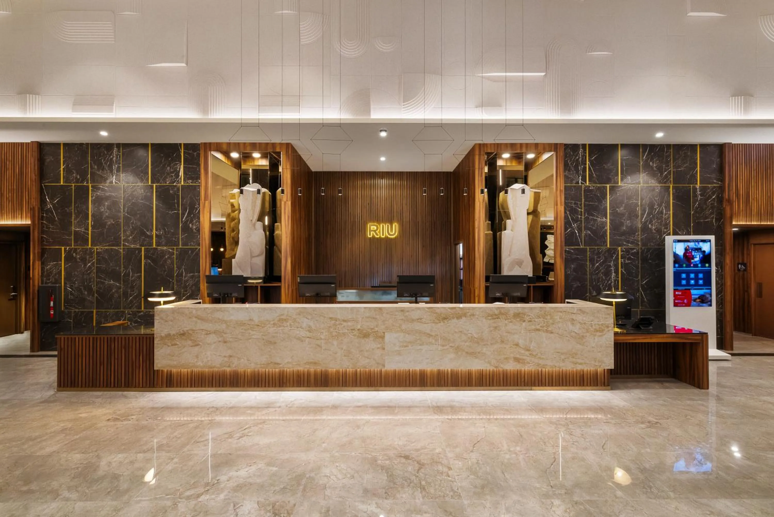 Lobby or reception in Riu Plaza Chicago