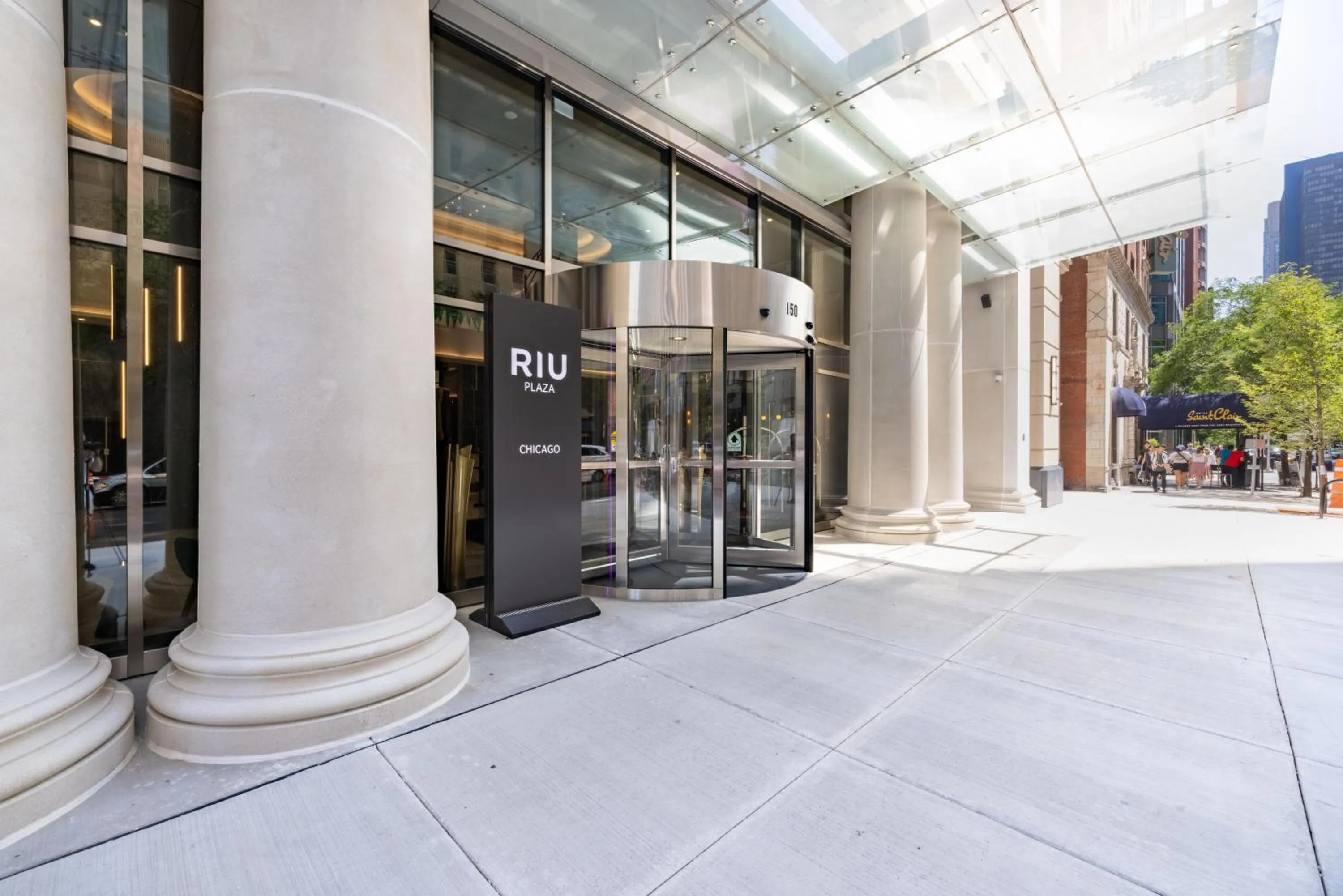 Property building in Riu Plaza Chicago