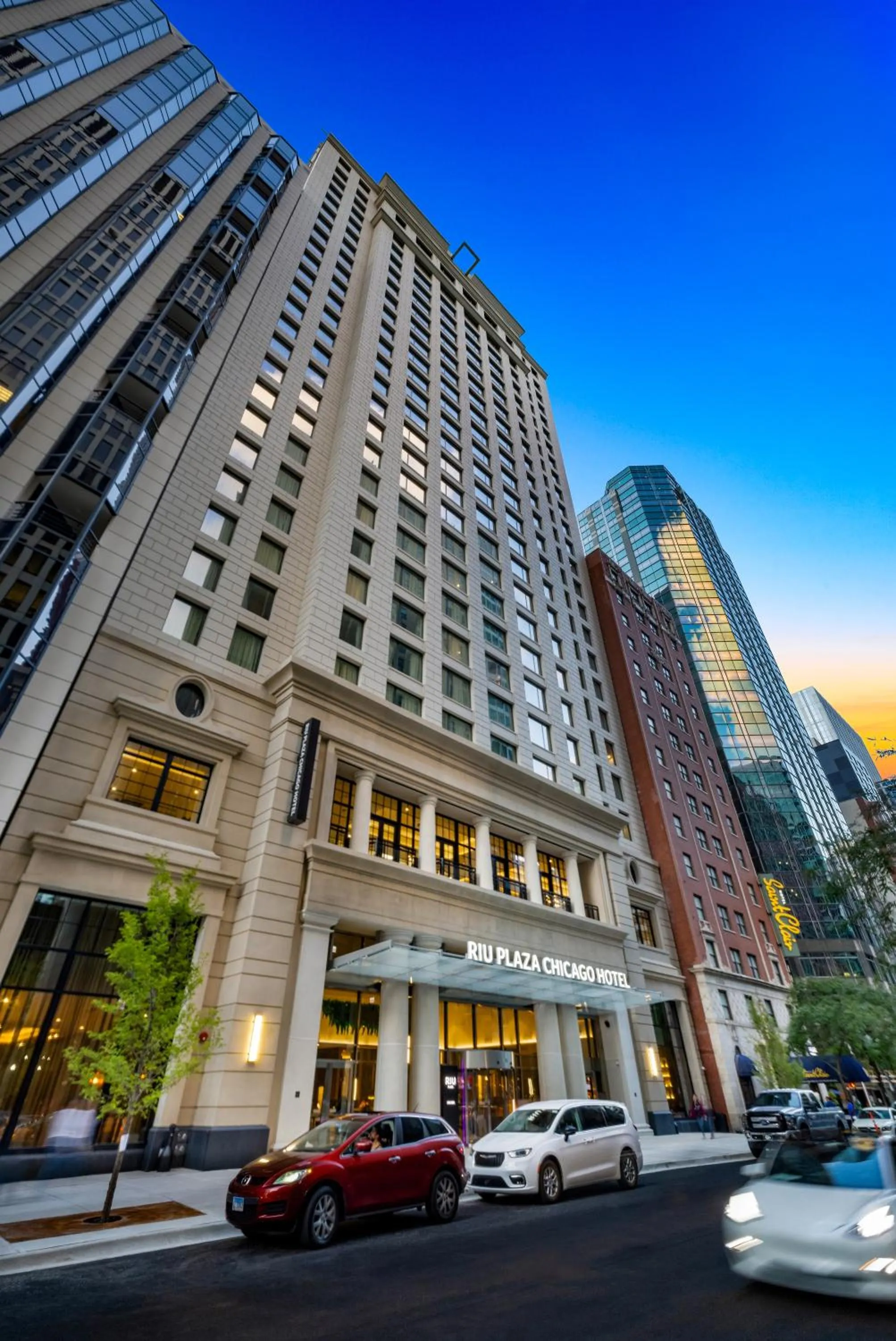 Property building in Riu Plaza Chicago