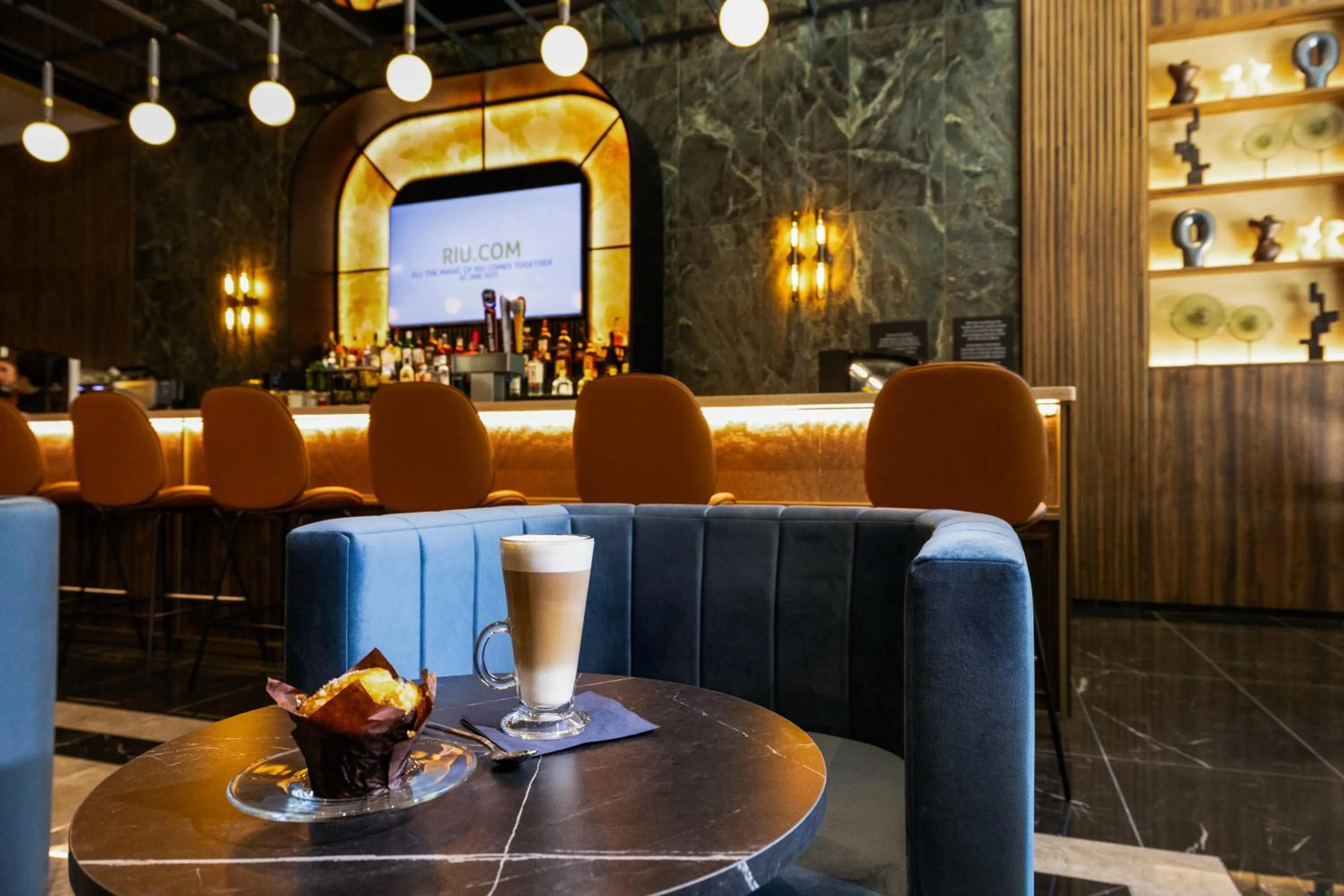 Lounge or bar in Riu Plaza Chicago