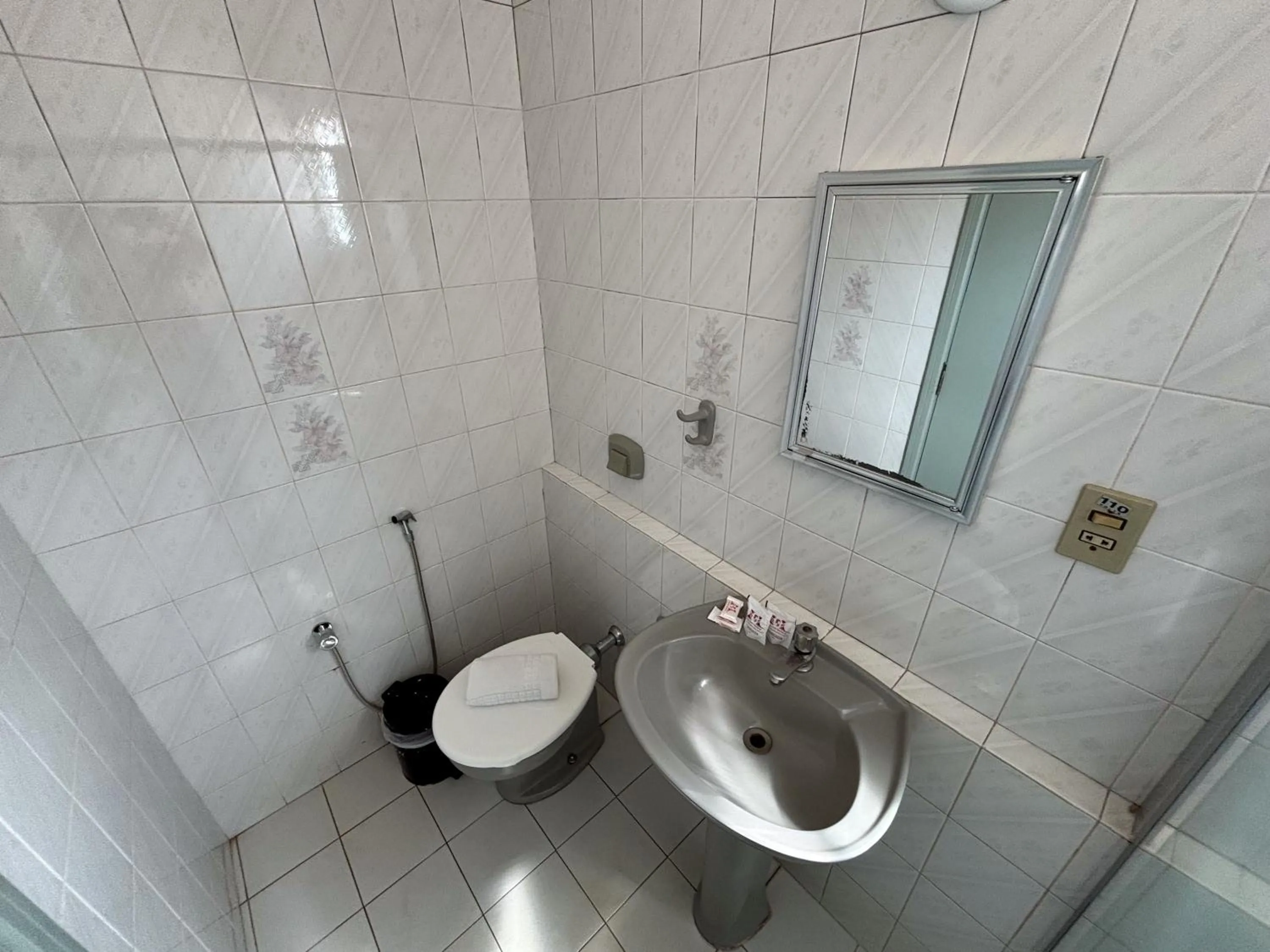 Bathroom in Carlton Express Imbiara