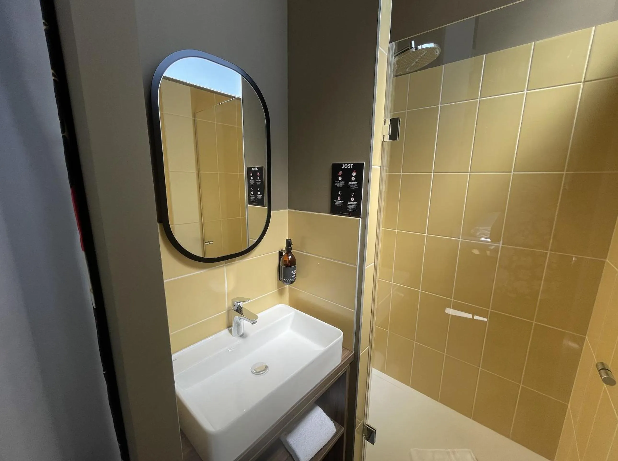 Bathroom in JOST Hôtel Lille Centre