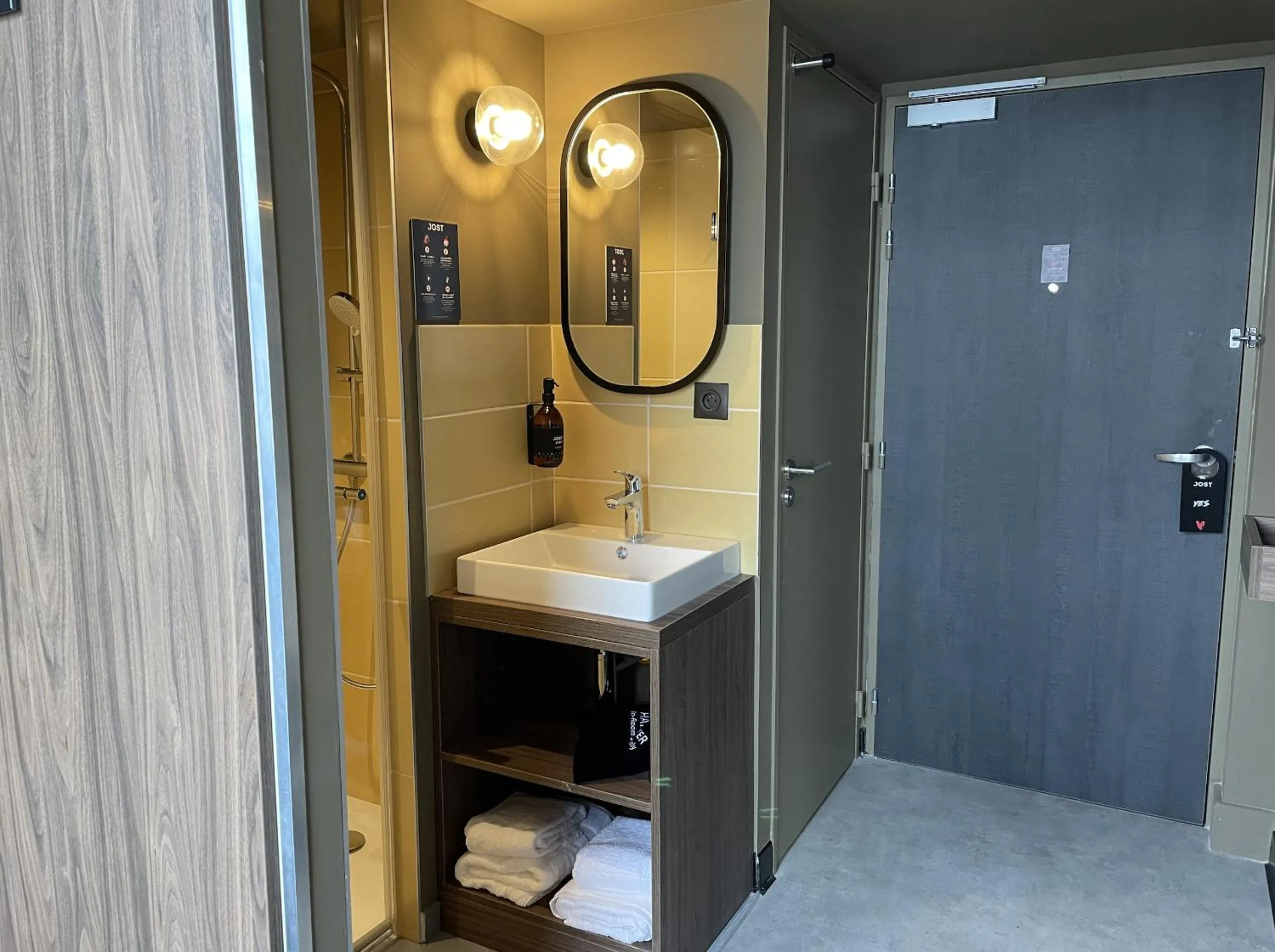 Shower in JOST Hôtel Lille Centre