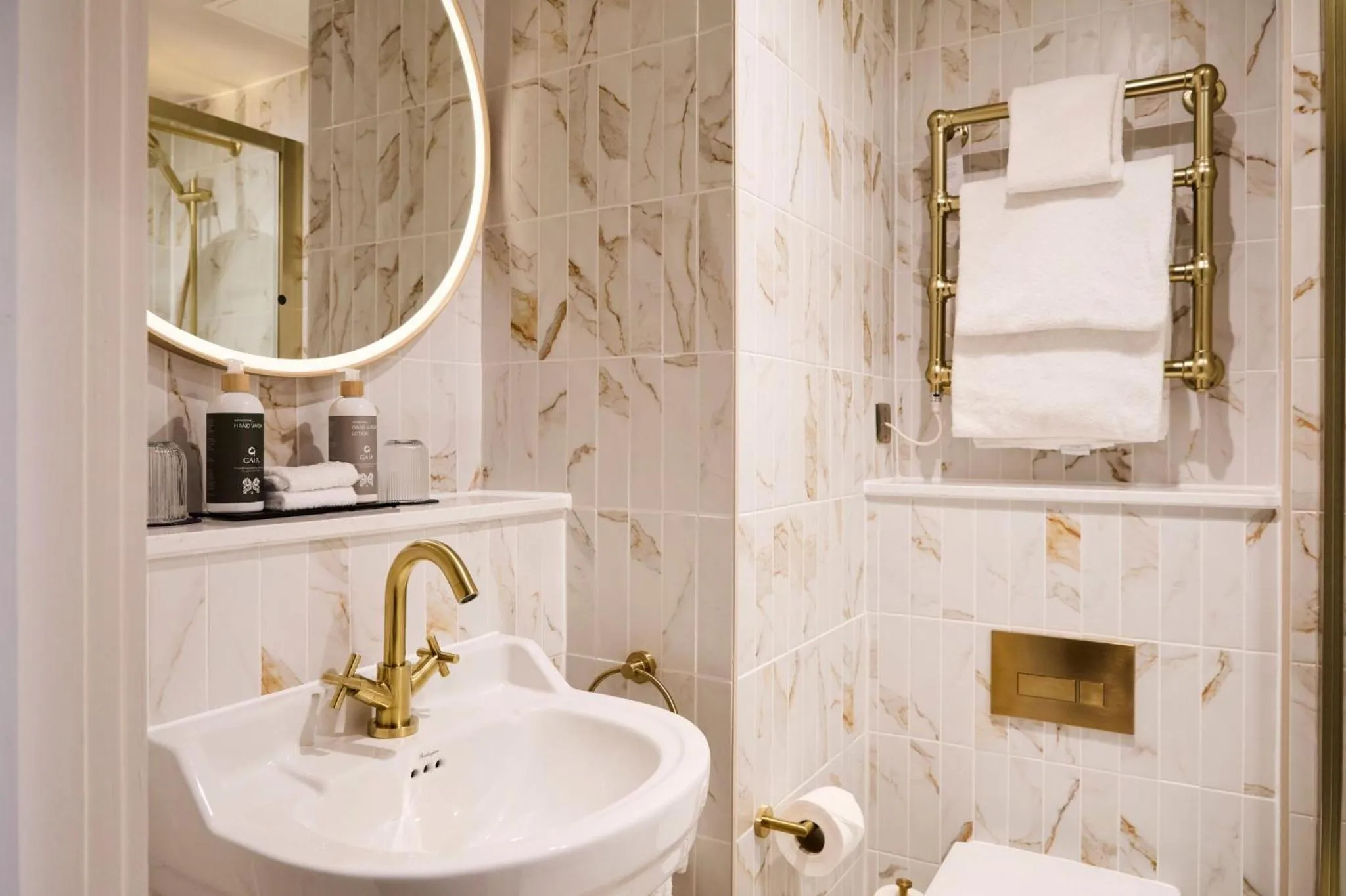 Deluxe Family Room in Francis Hotel Bath