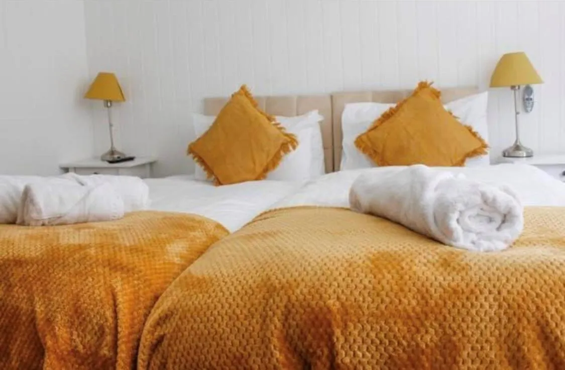 Bedroom, Bed in Wheatsheaf Hotel