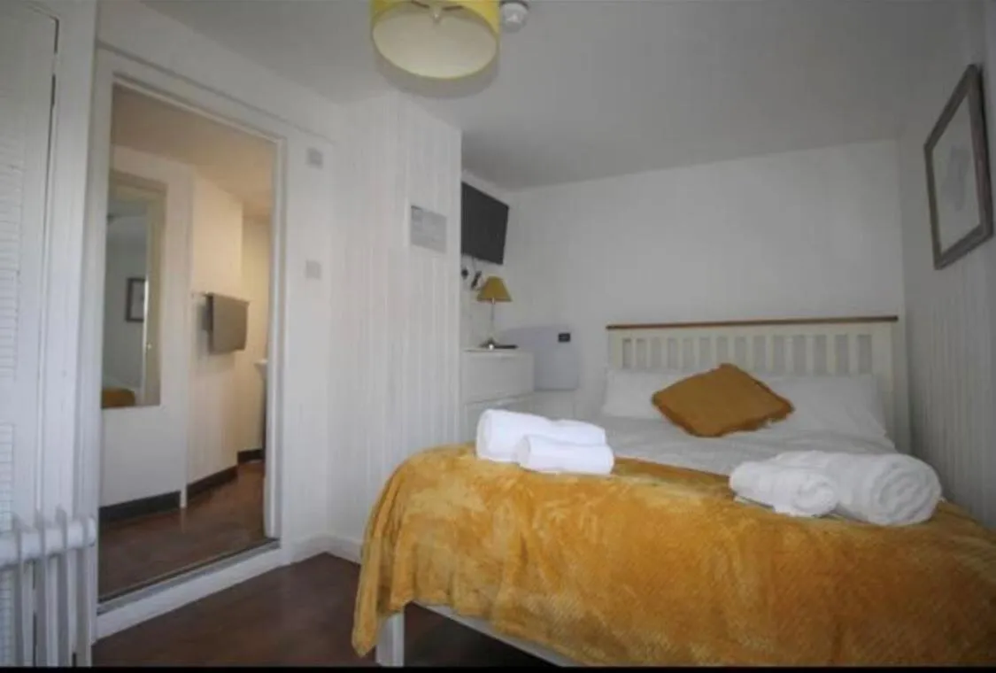 Bedroom, Bed in Wheatsheaf Hotel