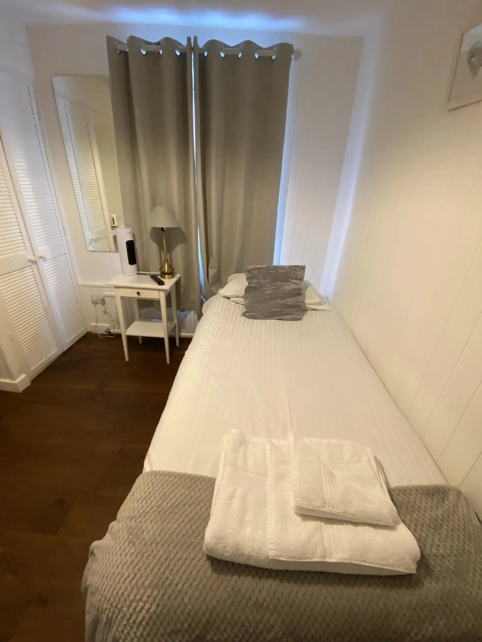 Bedroom, Bed in Wheatsheaf Hotel