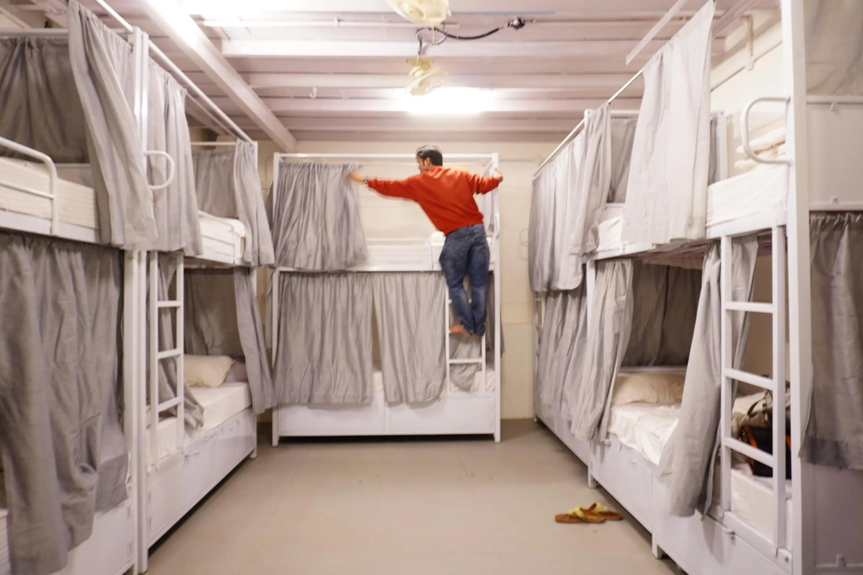 Photo of the whole room, Bed in Hammock Hostels - Bandra