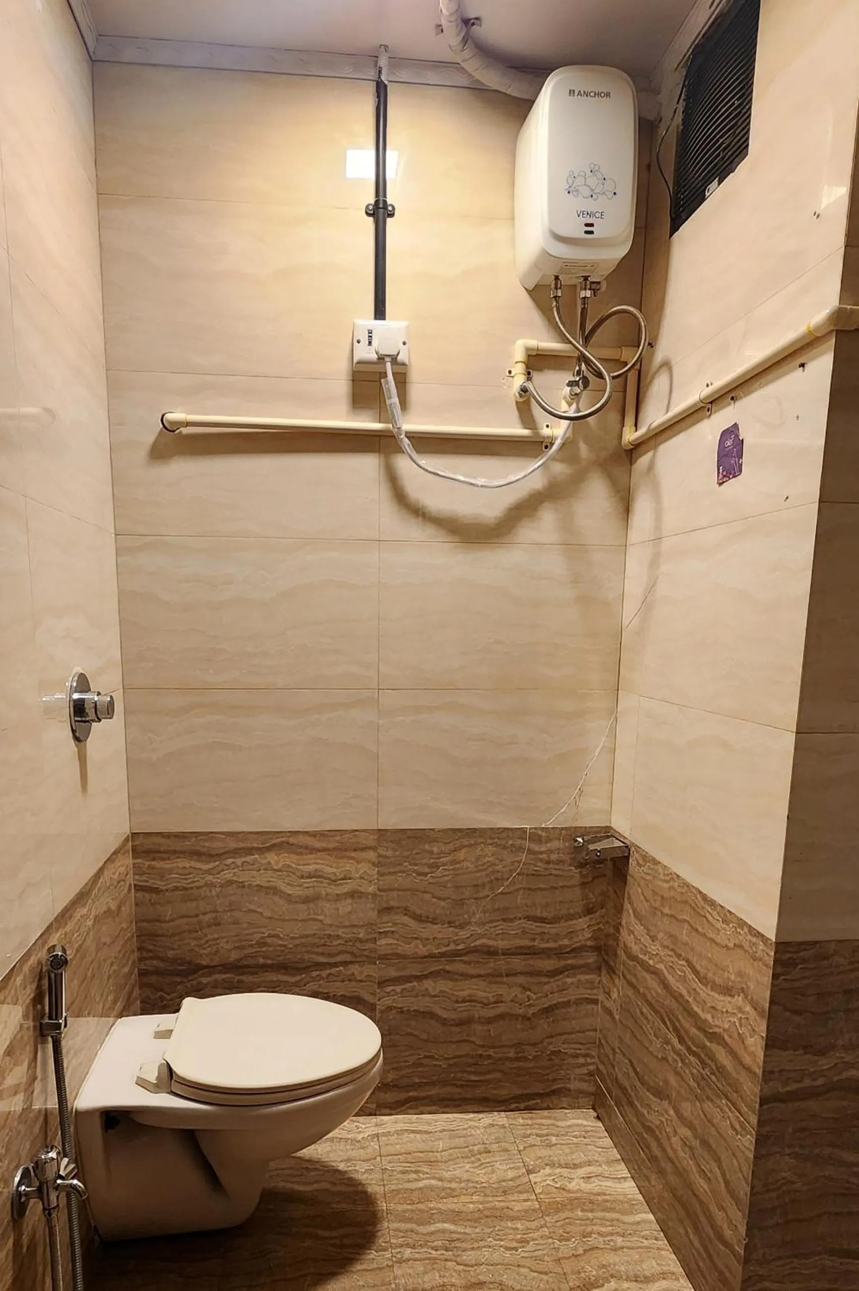 Shower in Hammock Hostels - Bandra