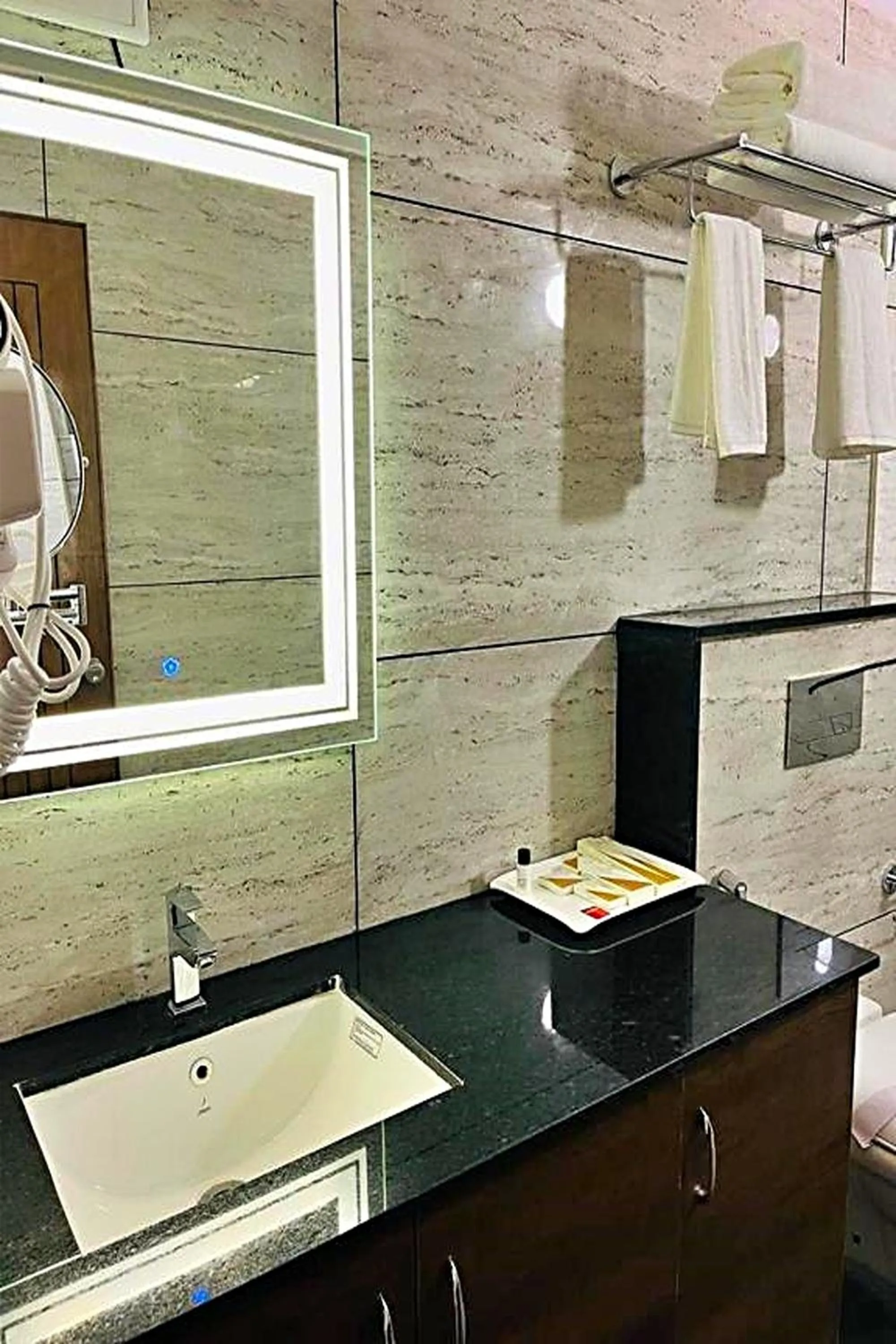 Shower in Hotel Sunlight Inn