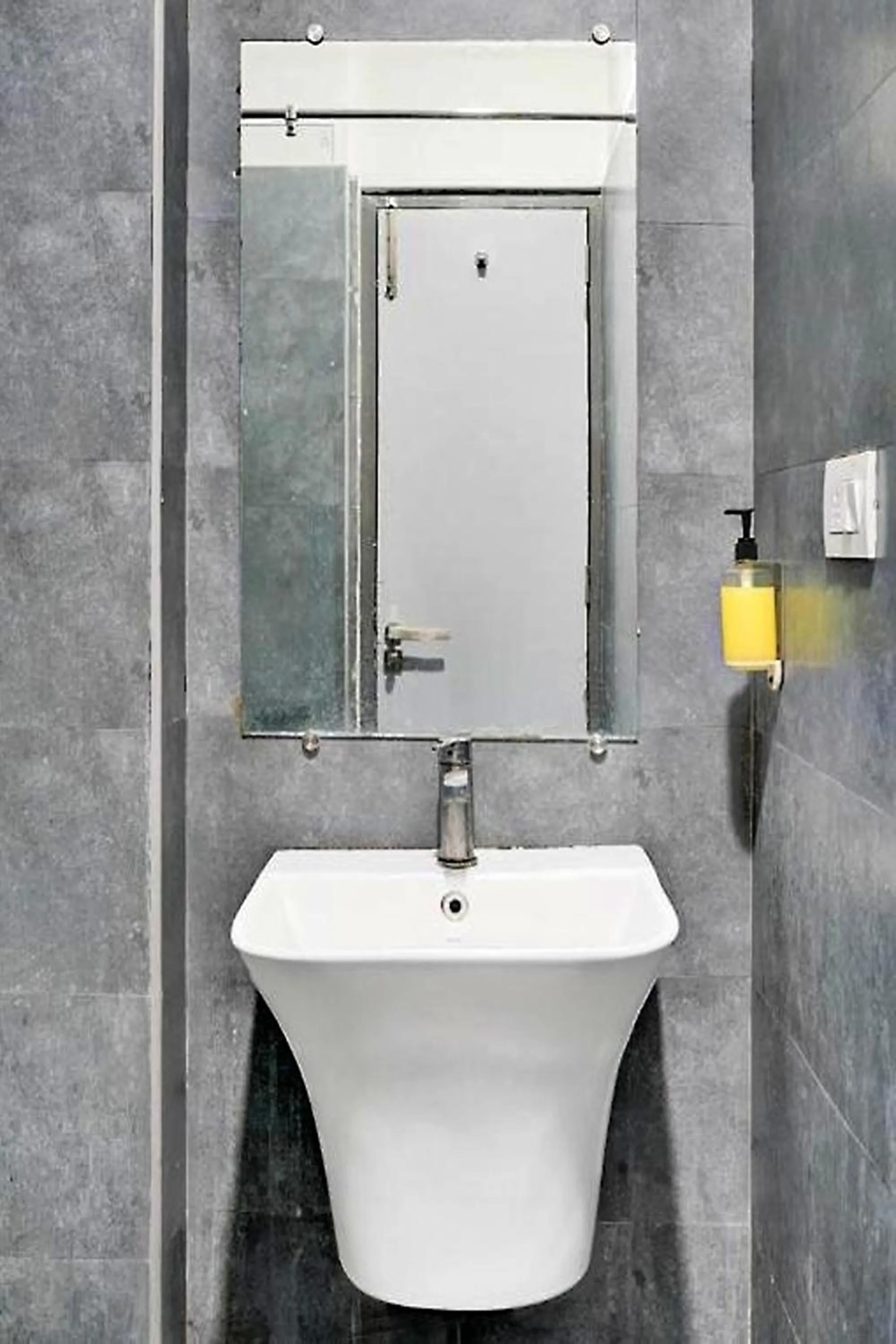 Shower in Hotel Sunlight Inn