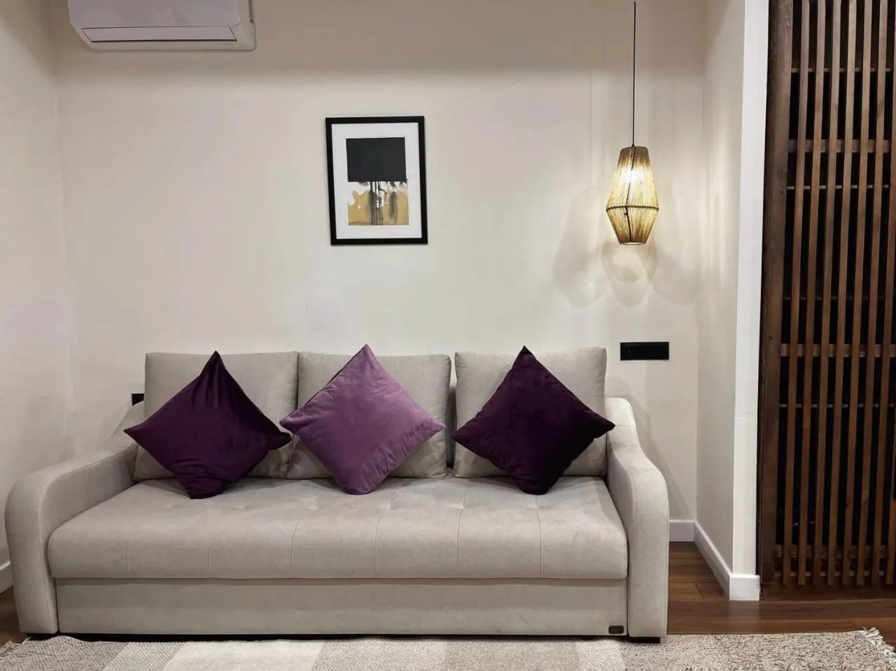 Photo of the whole room in Akjola