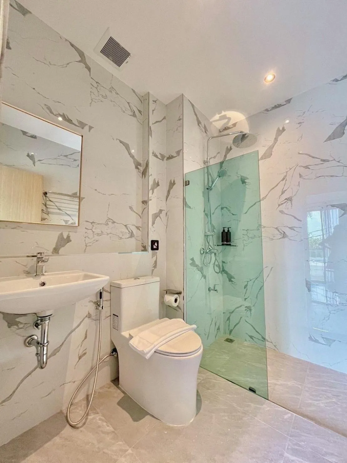 Shower in Calamint Residence Hotel ( คาลามิ้นท์)