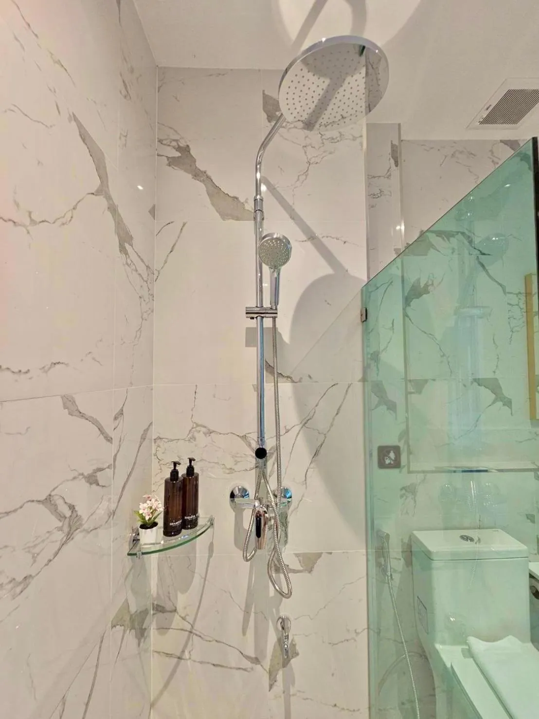 Shower in Calamint Residence Hotel ( คาลามิ้นท์)