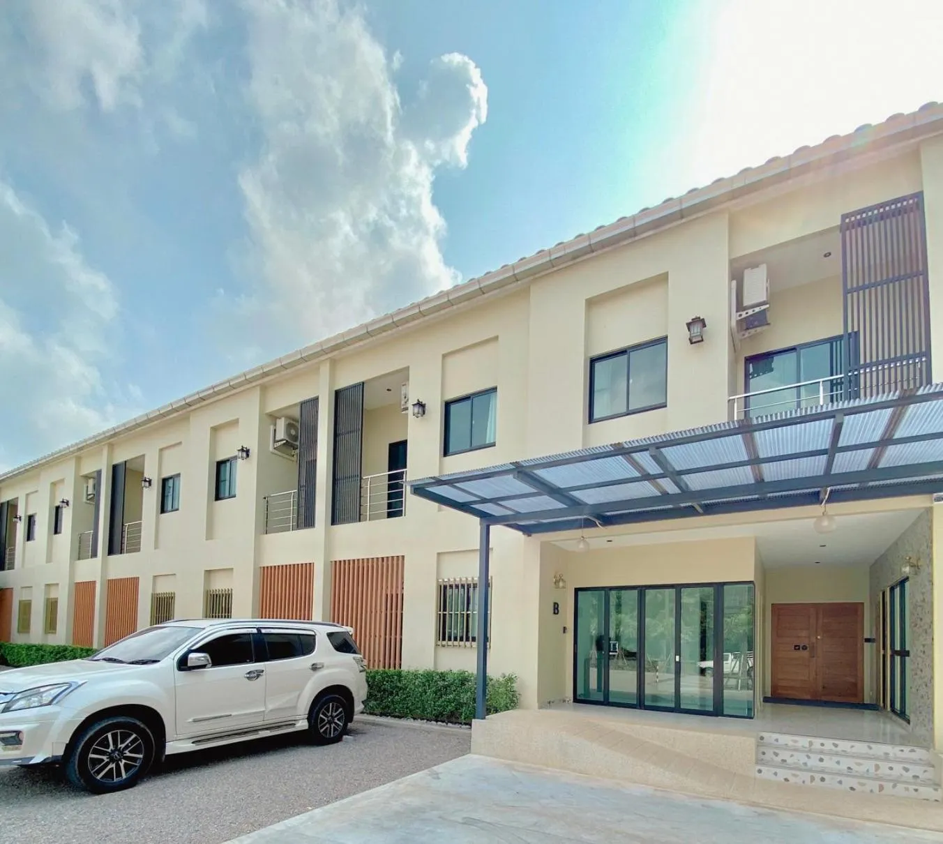 Property building in Calamint Residence Hotel ( คาลามิ้นท์)