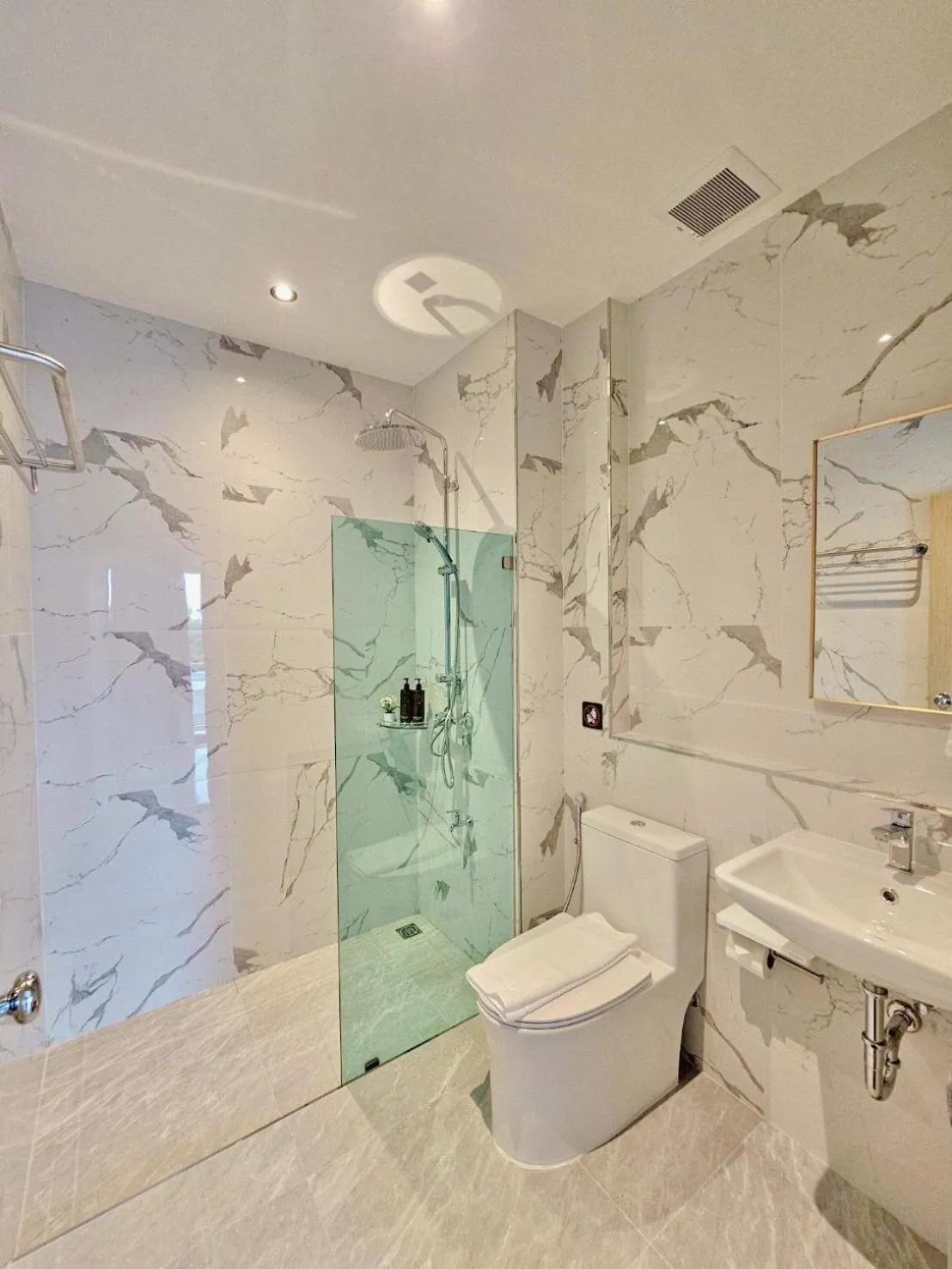 Shower in Calamint Residence Hotel ( คาลามิ้นท์)