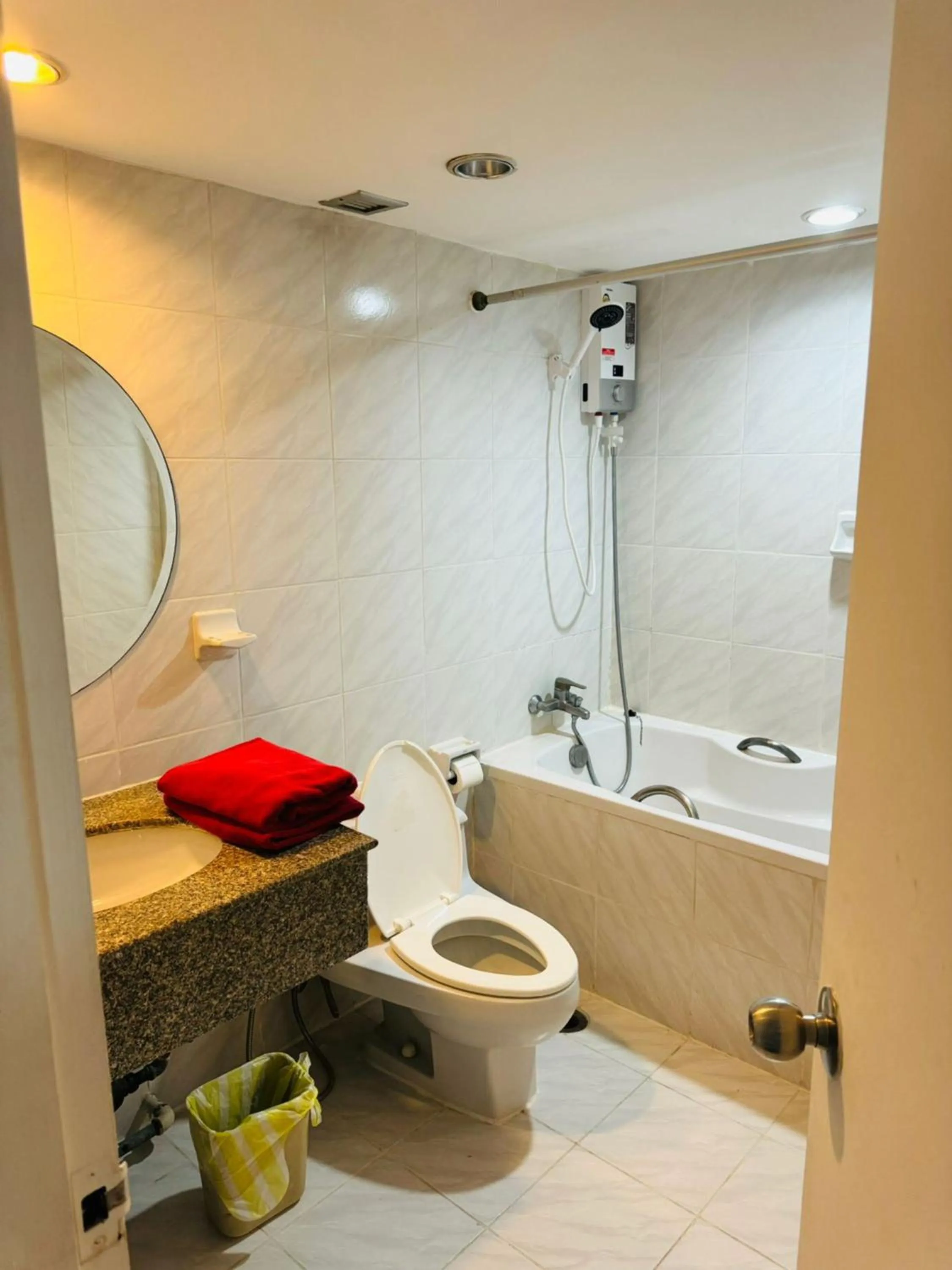 Toilet in Omni Tower Sukhumvit Soi 4 Direct Rooms