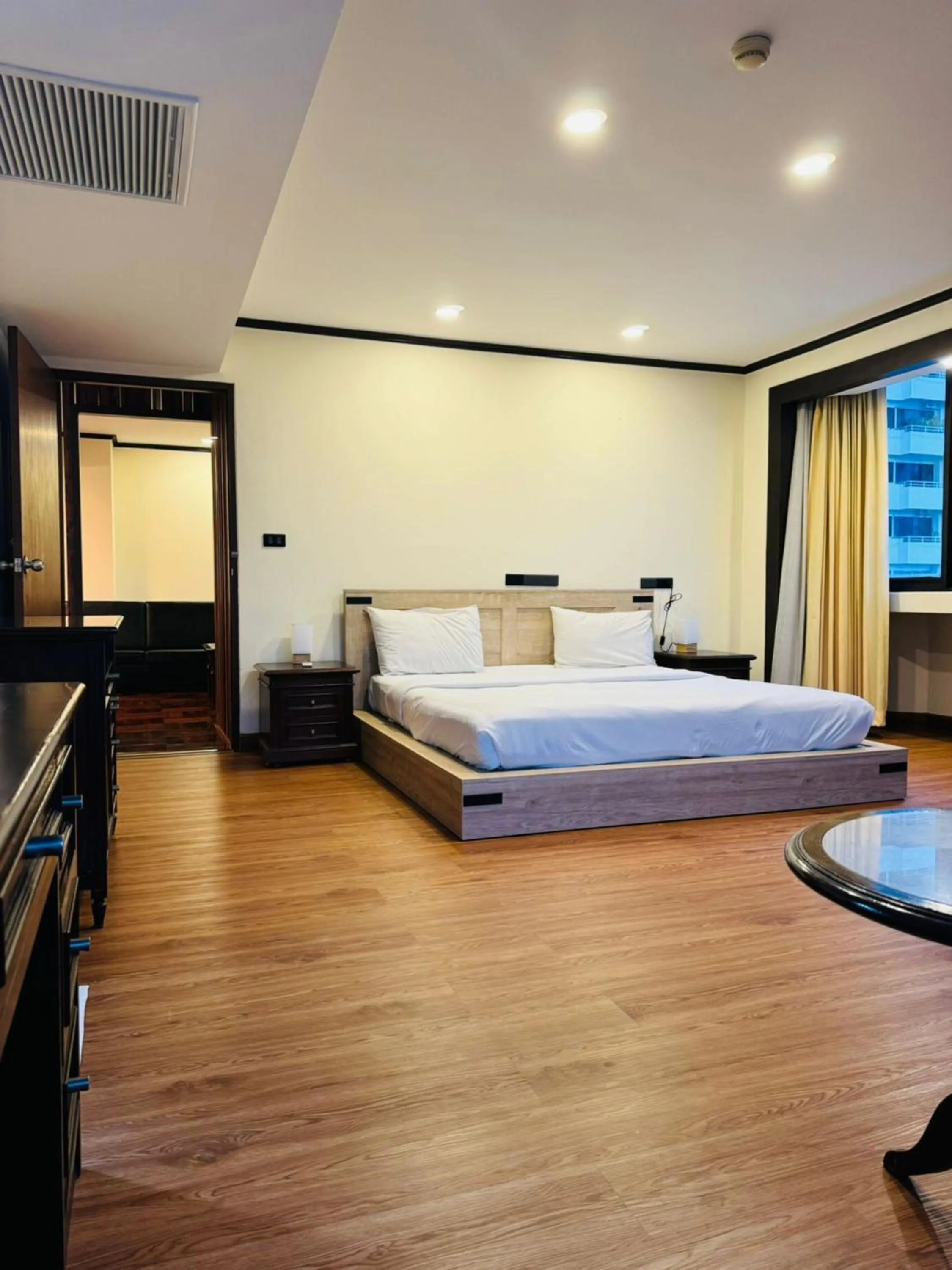 Bedroom, Bed in Omni Tower Sukhumvit Soi 4 Direct Rooms