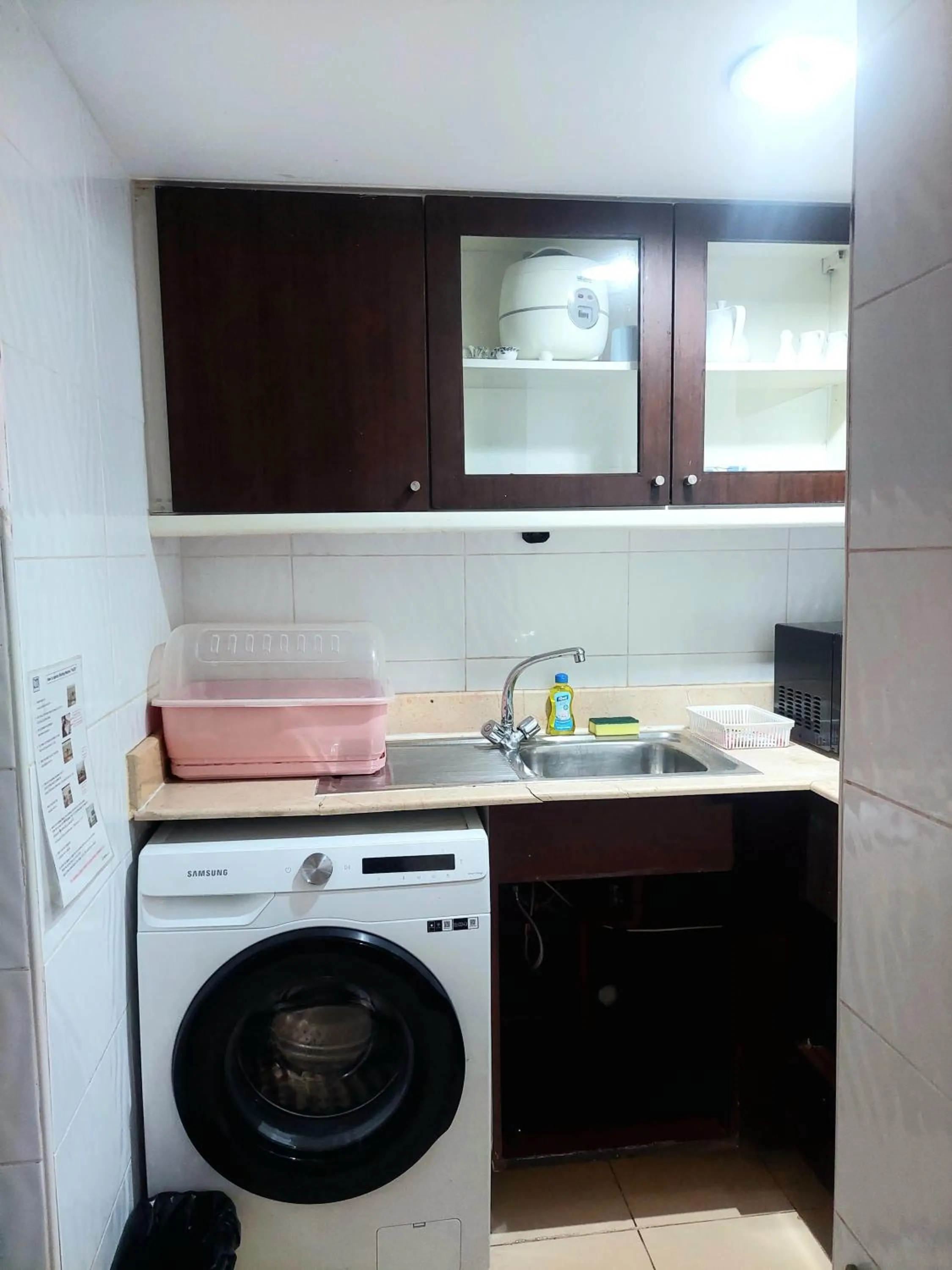 kitchen in Omni Tower Sukhumvit Soi 4 Direct Rooms