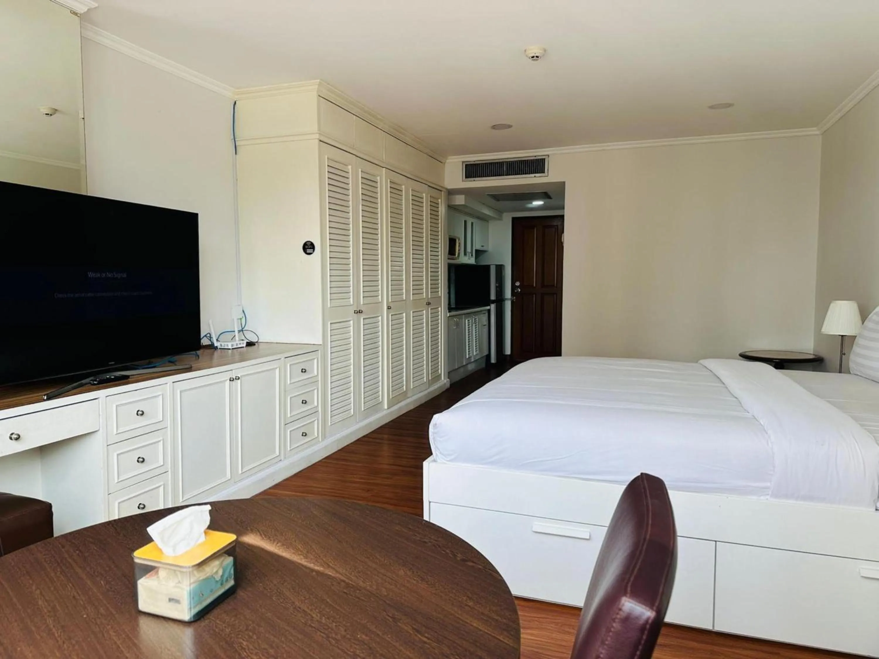 Bedroom, Bed in Omni Tower Sukhumvit Soi 4 Direct Rooms
