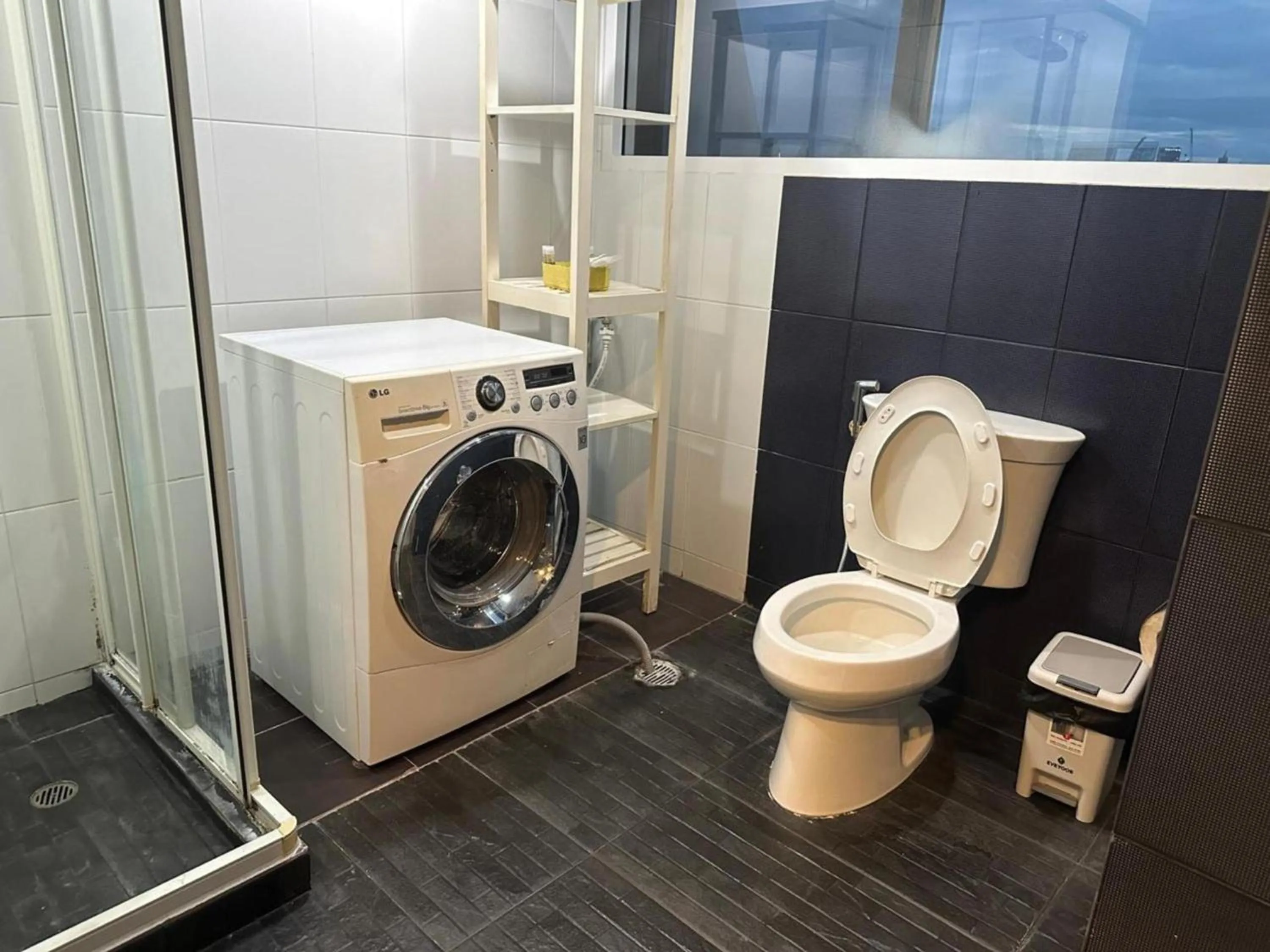 Toilet in Omni Tower Sukhumvit Soi 4 Direct Rooms