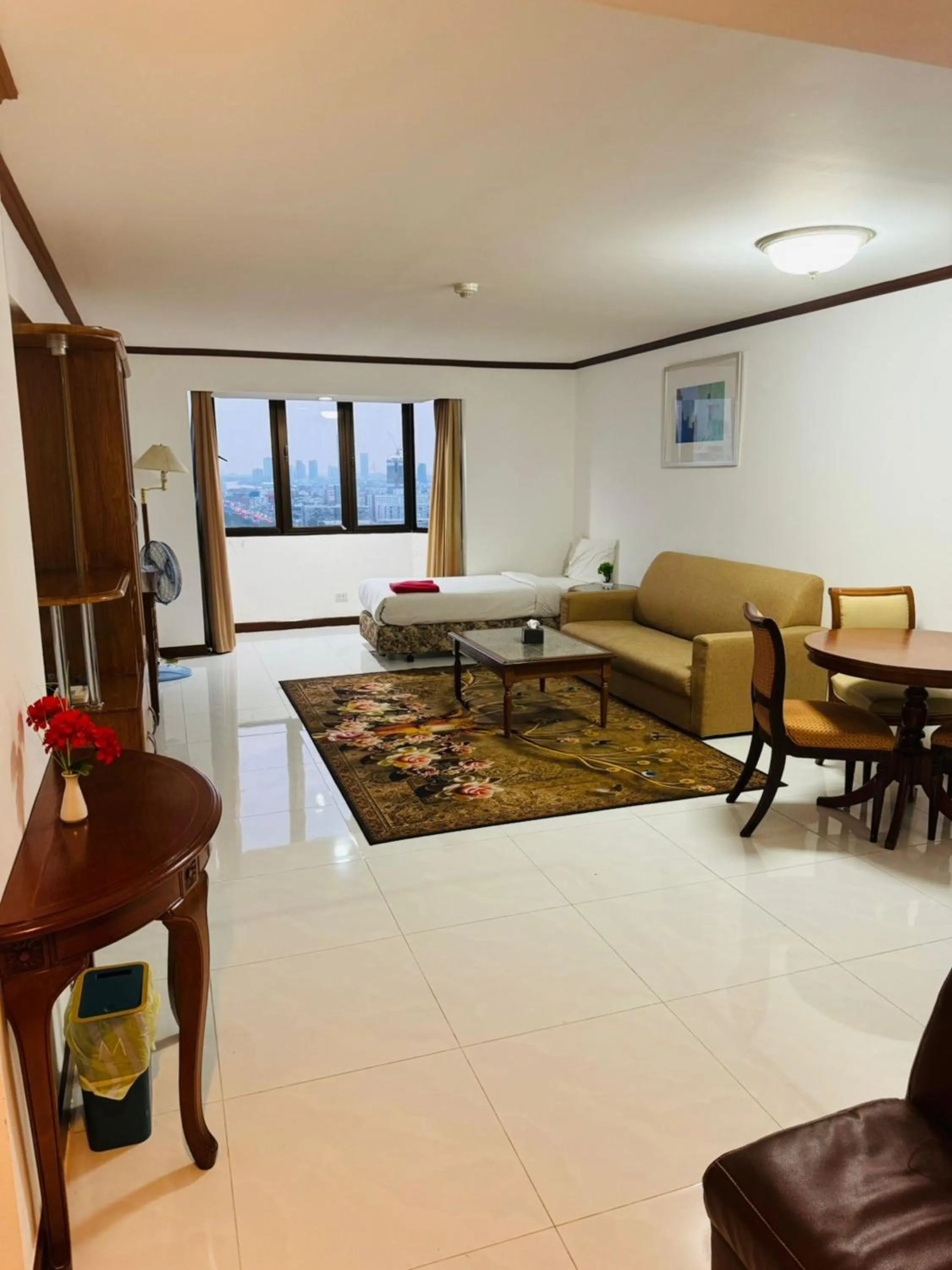 Living room in Omni Tower Sukhumvit Soi 4 Direct Rooms