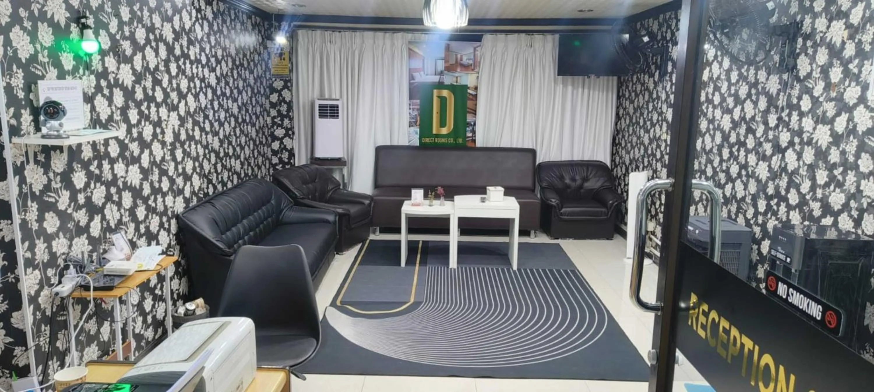 Communal lounge/ TV room in Omni Tower Sukhumvit Soi 4 Direct Rooms