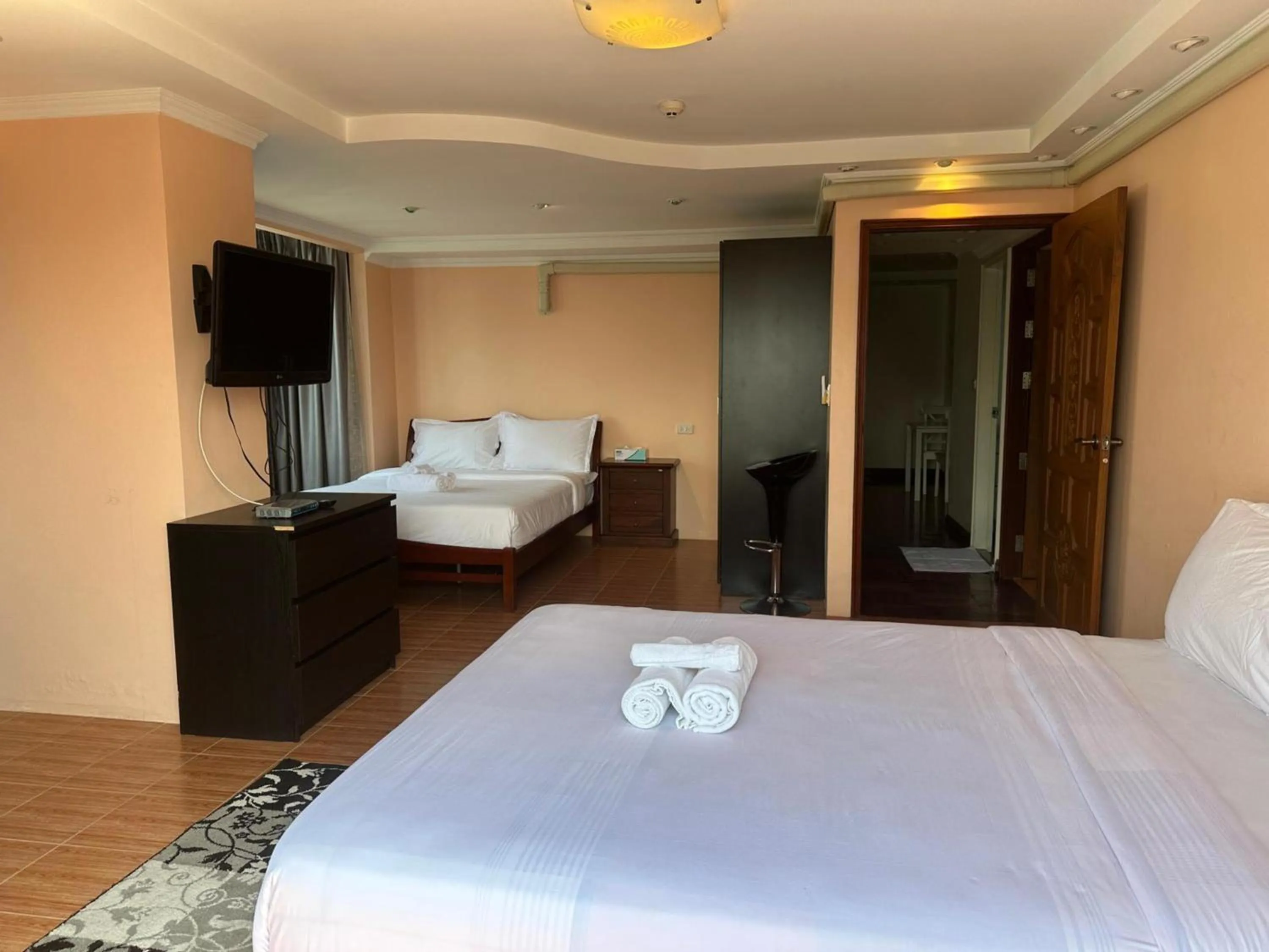 Photo of the whole room, Bed in Omni Tower Sukhumvit Soi 4 Direct Rooms