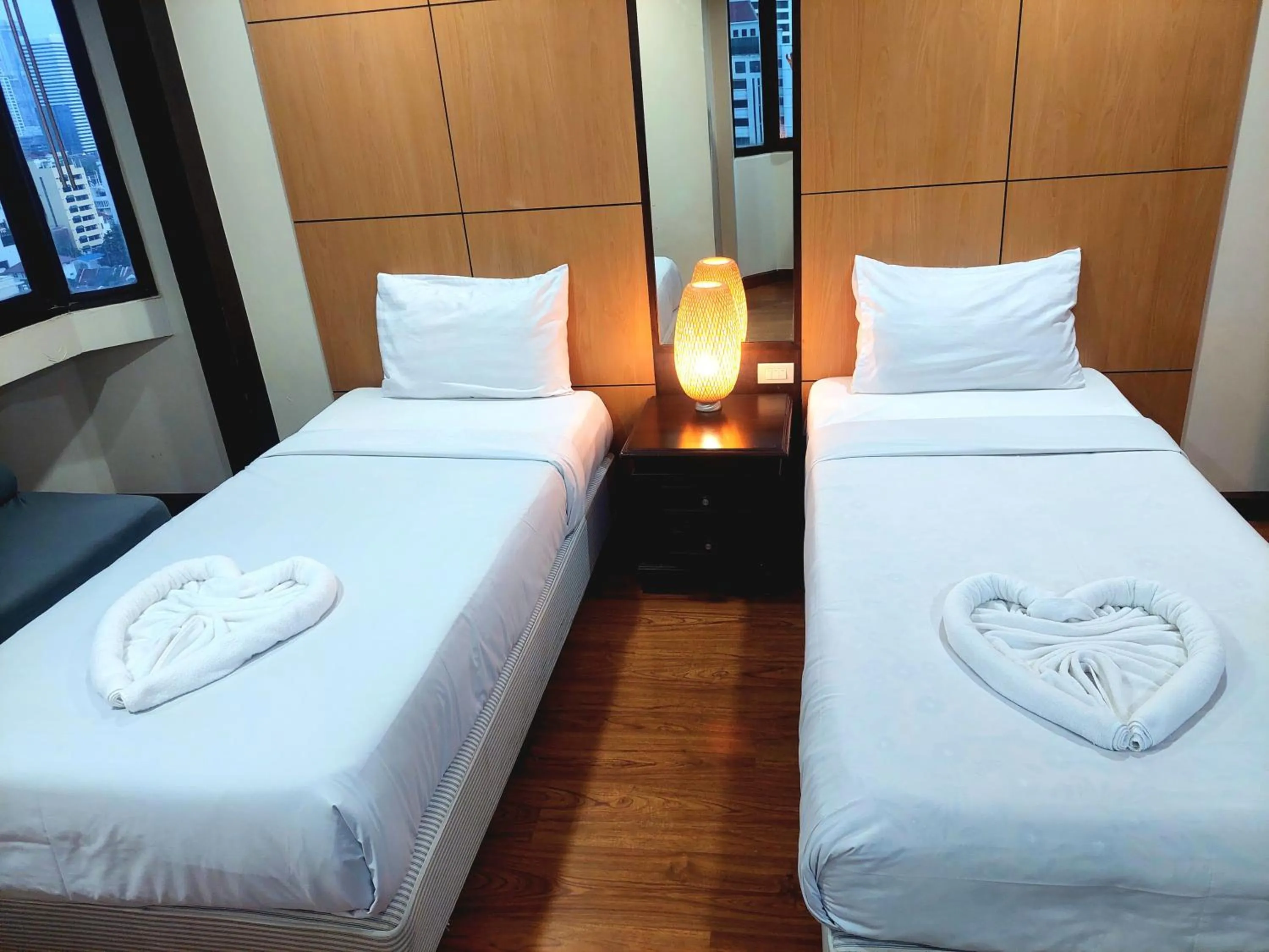 Bedroom, Bed in Omni Tower Sukhumvit Soi 4 Direct Rooms