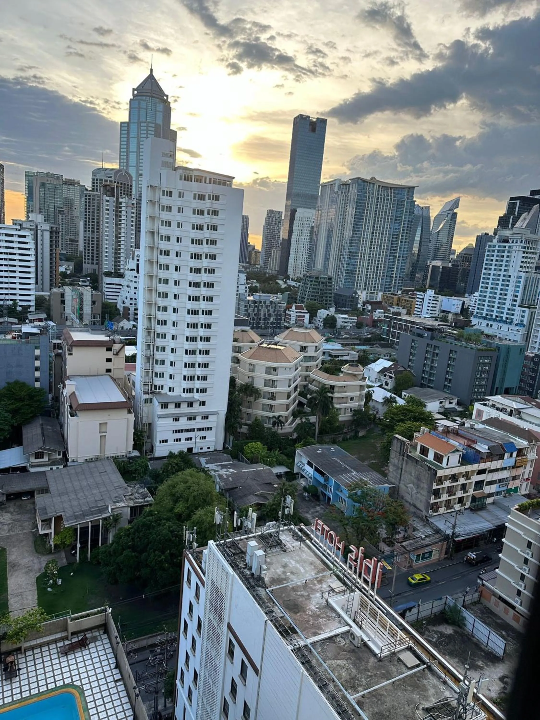 City view in Omni Tower Sukhumvit Soi 4 Direct Rooms