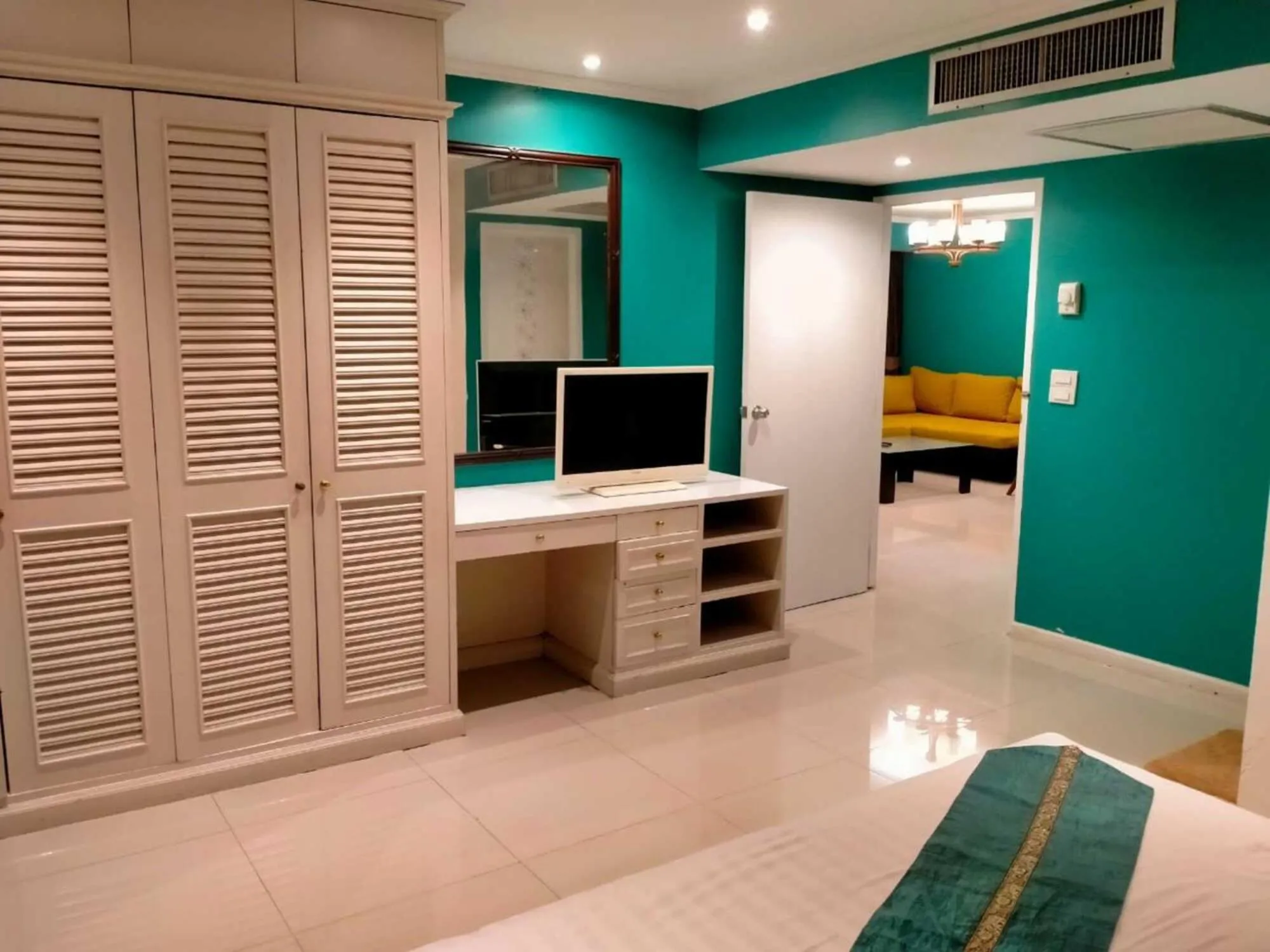 Bedroom, Bed in Omni Tower Sukhumvit Soi 4 Direct Rooms