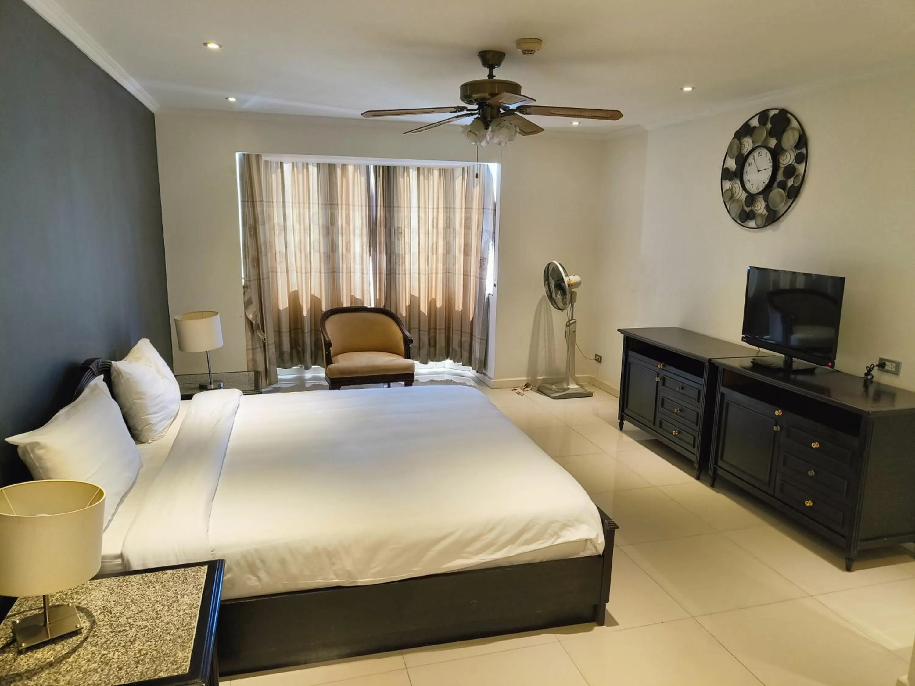 Bedroom, Bed in Omni Tower Sukhumvit Soi 4 Direct Rooms