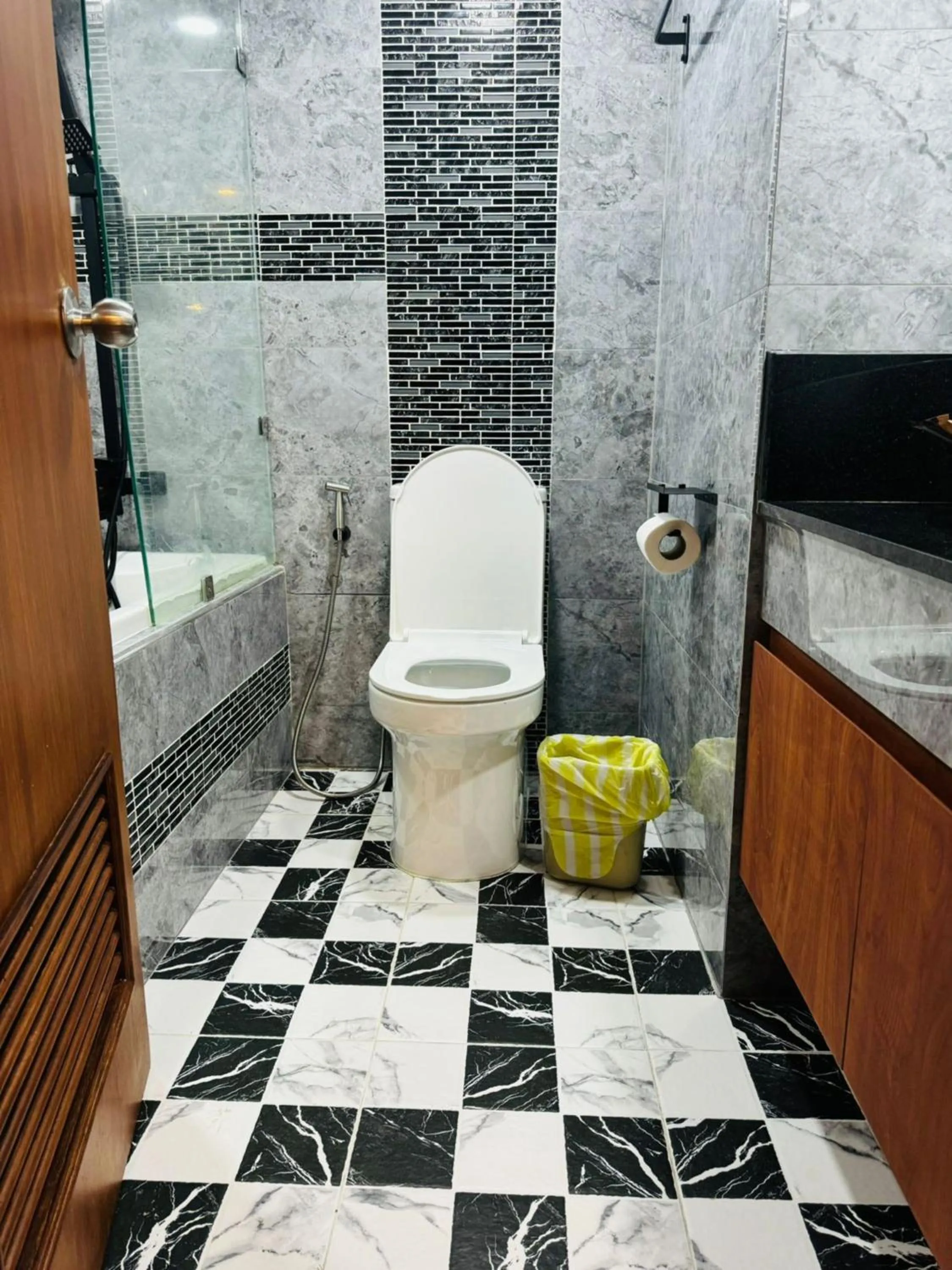 Shower in Omni Tower Sukhumvit Soi 4 Direct Rooms