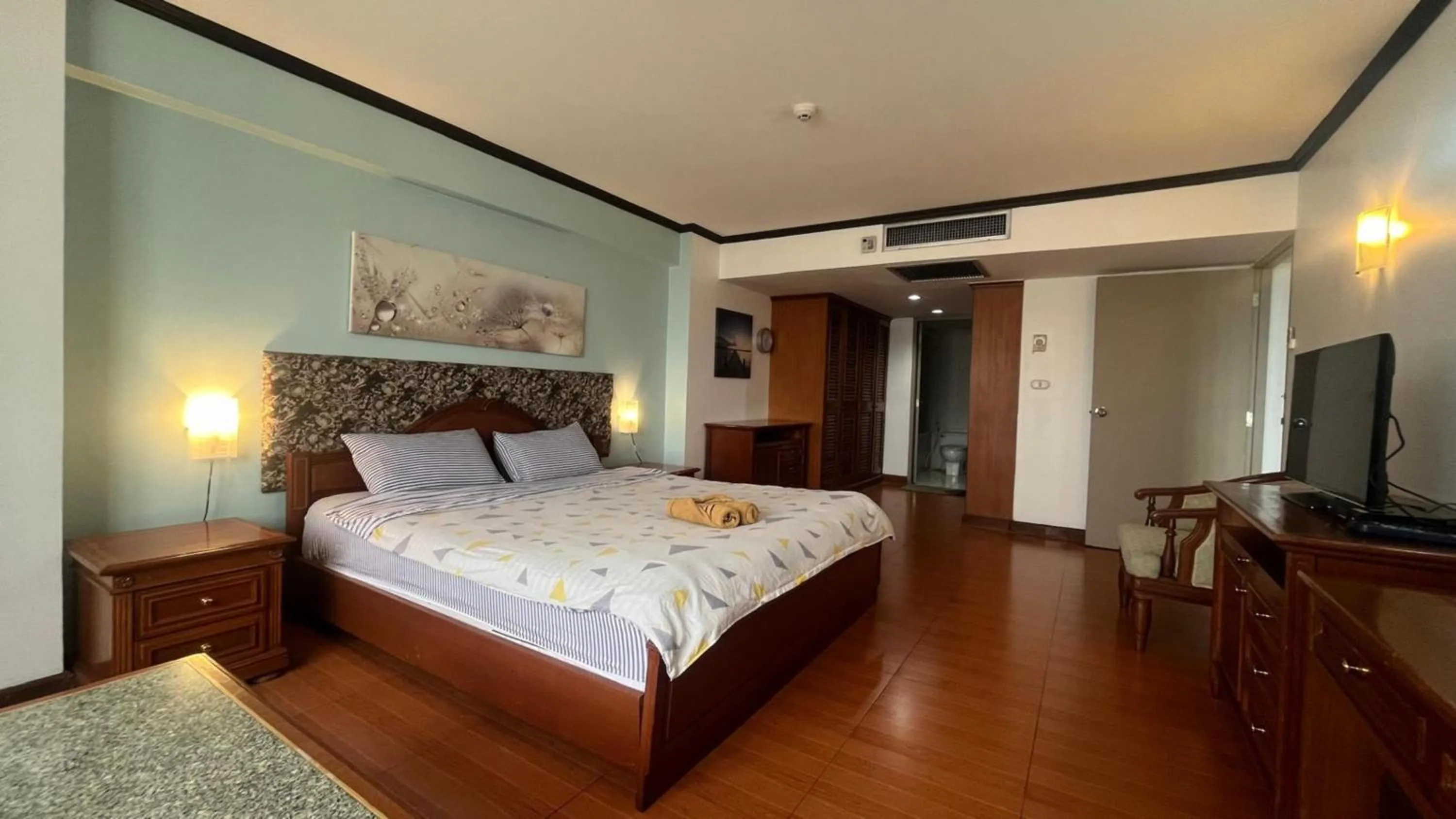 Bedroom, Bed in Omni Tower Sukhumvit Soi 4 Direct Rooms