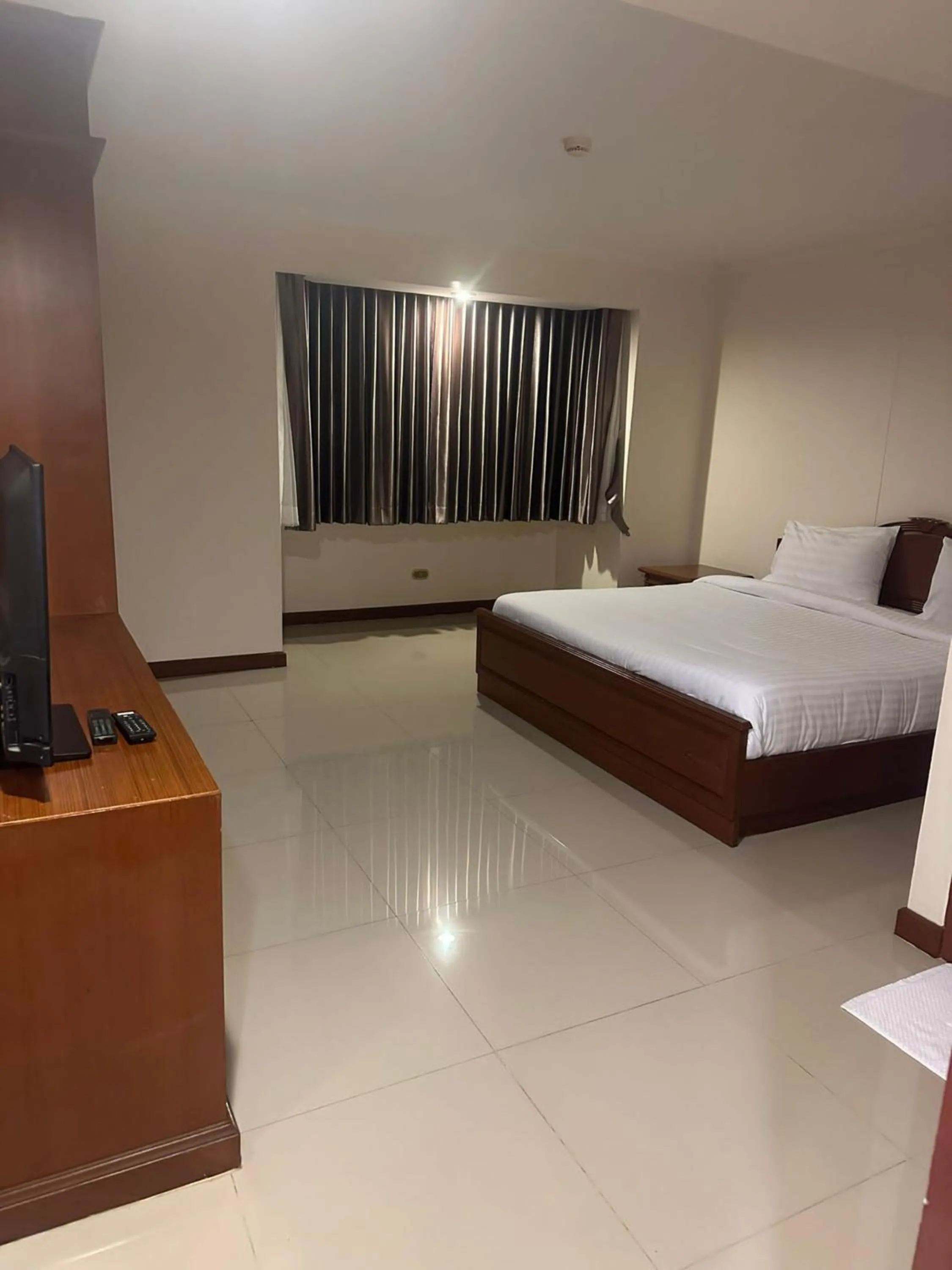 Bedroom, Bed in Omni Tower Sukhumvit Soi 4 Direct Rooms