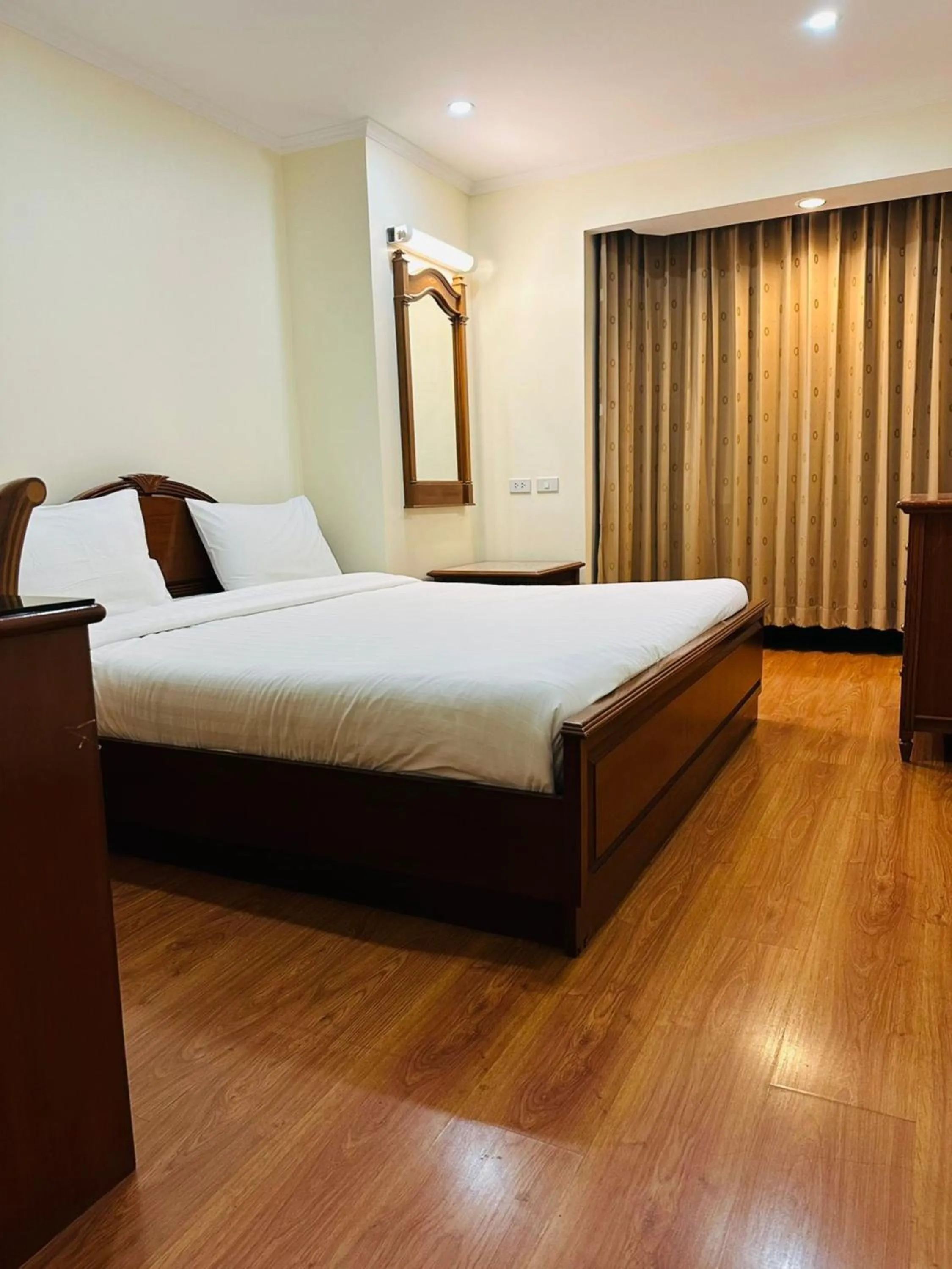 Bedroom, Bed in Omni Tower Sukhumvit Soi 4 Direct Rooms