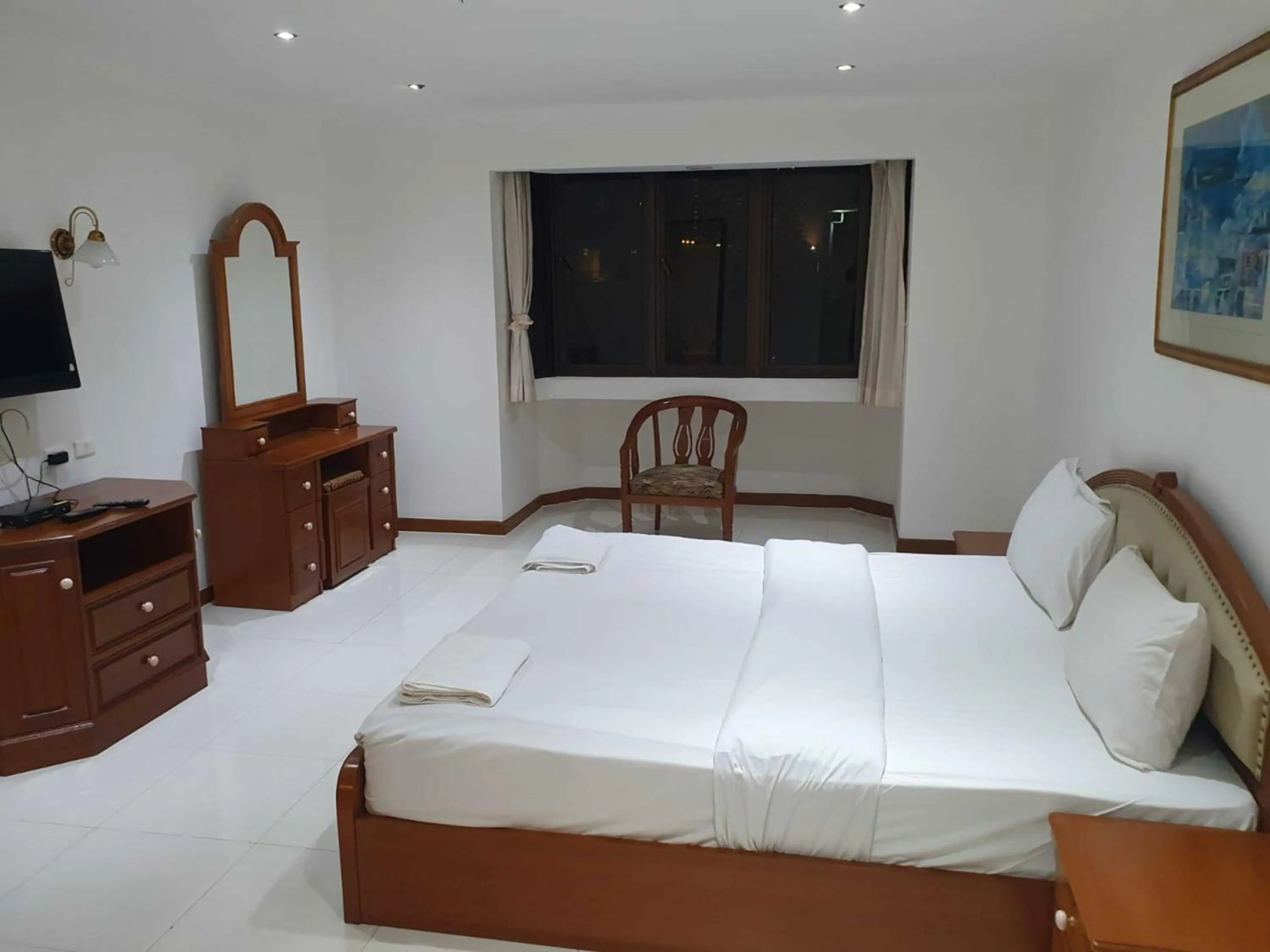 Bedroom, Bed in Omni Tower Sukhumvit Soi 4 Direct Rooms