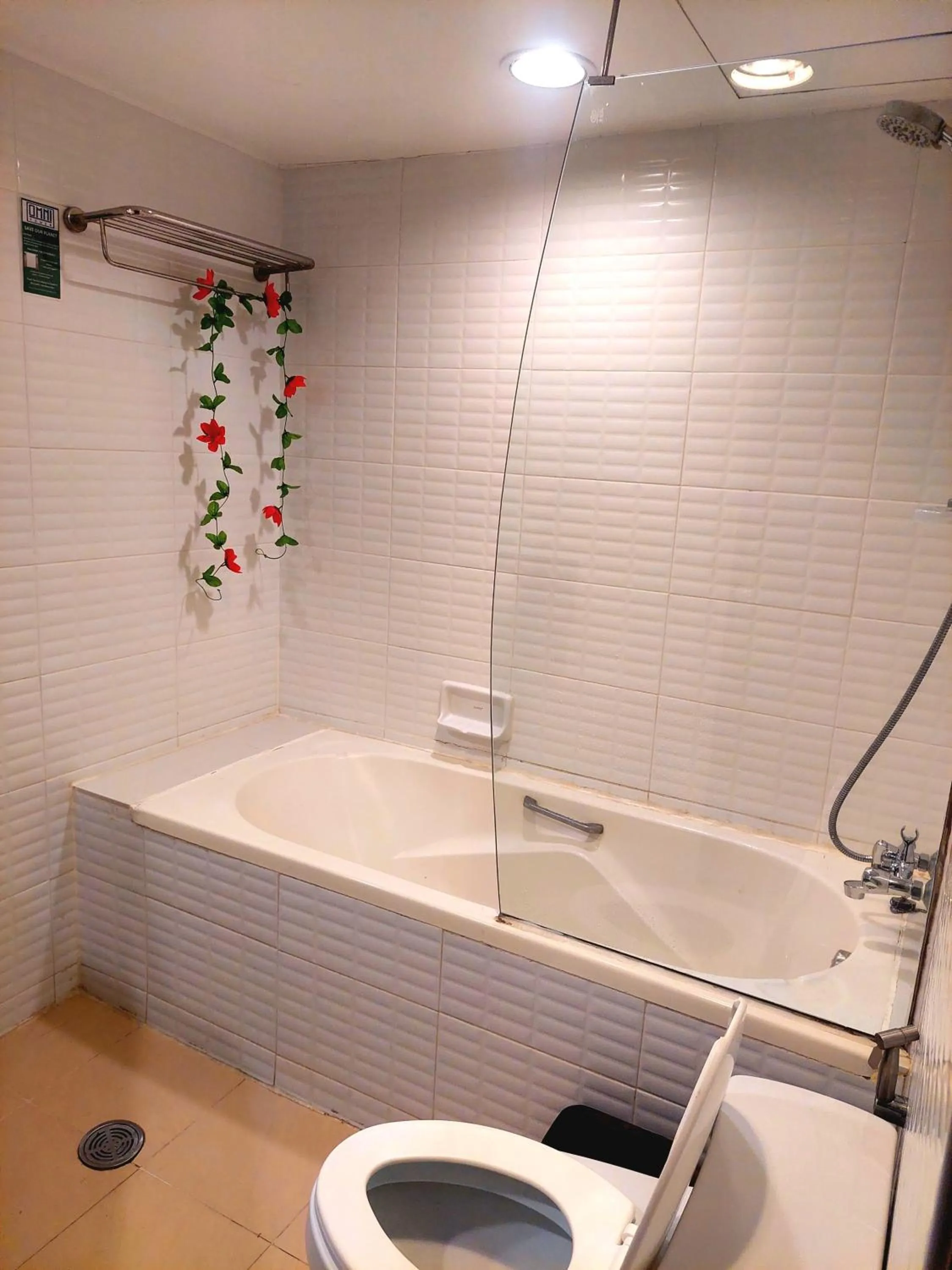 Bathroom in Omni Tower Sukhumvit Soi 4 Direct Rooms