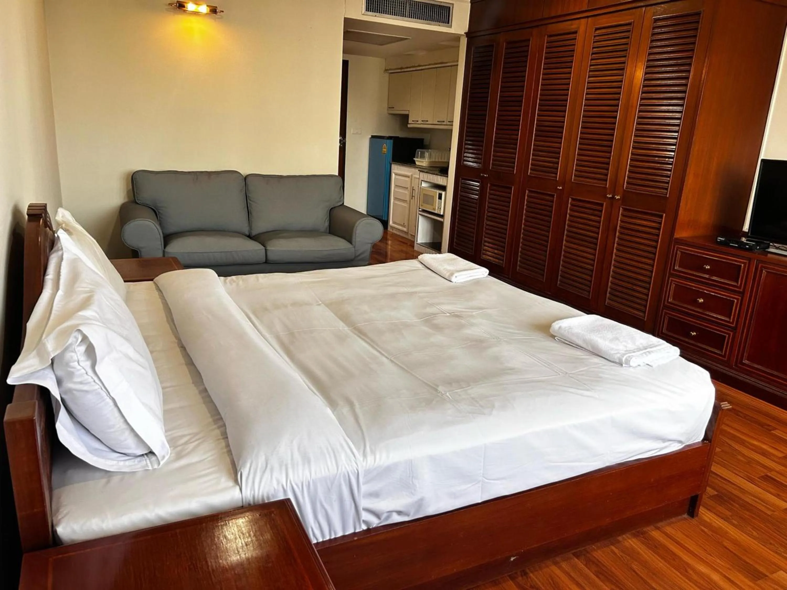 Bedroom, Bed in Omni Tower Sukhumvit Soi 4 Direct Rooms