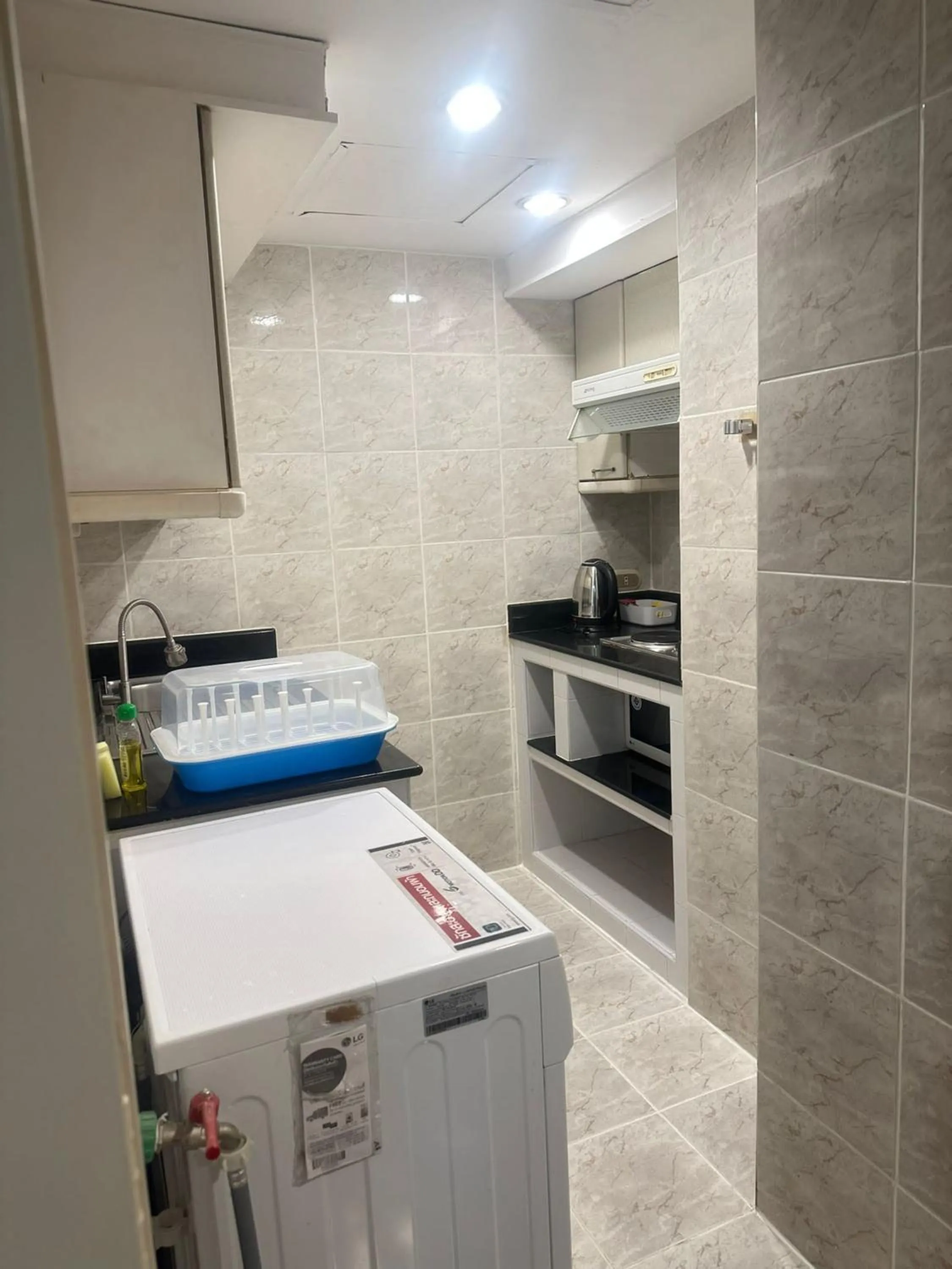 Kitchen or kitchenette in Omni Tower Sukhumvit Soi 4 Direct Rooms