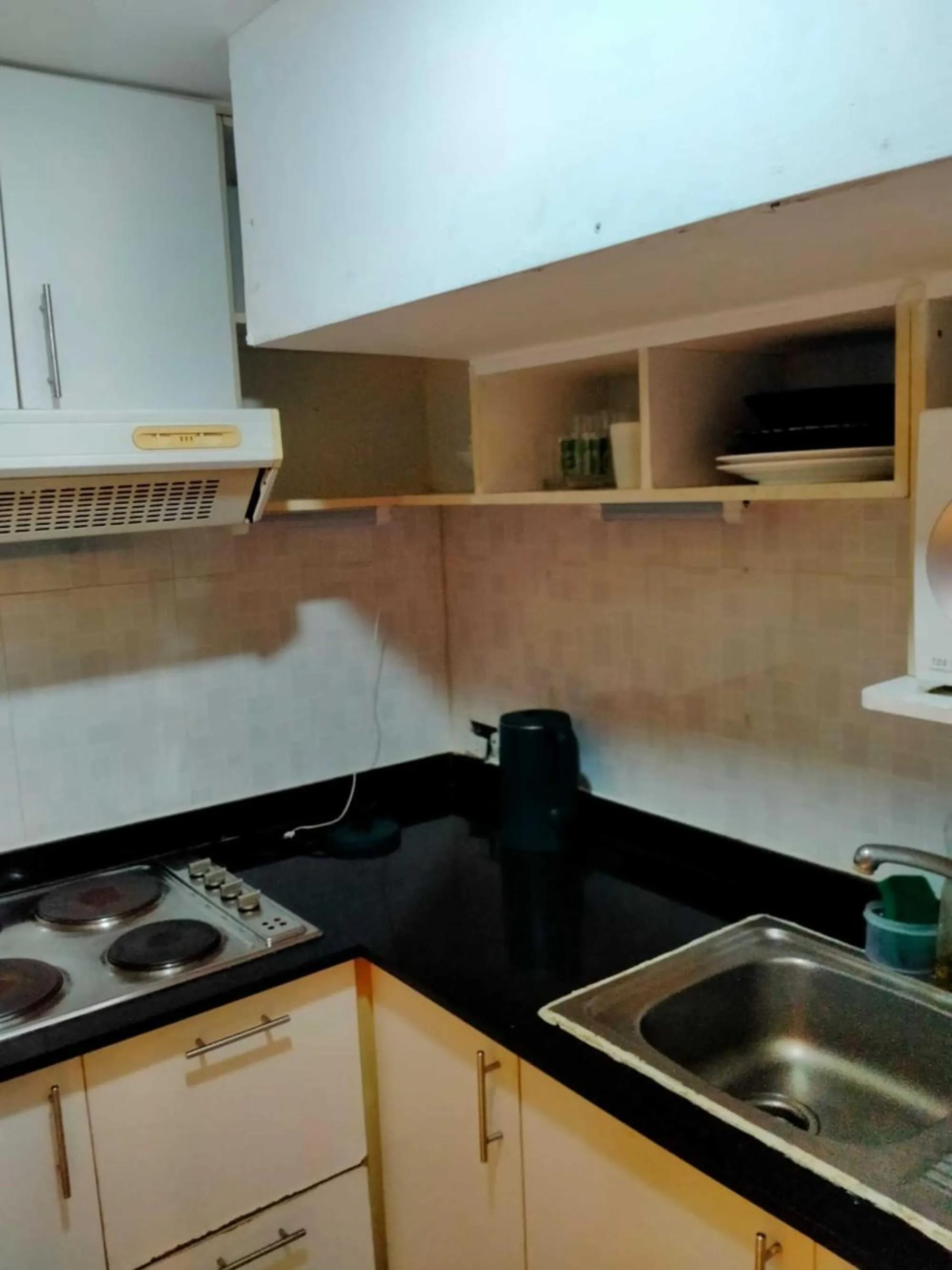 Kitchen or kitchenette in Omni Tower Sukhumvit Soi 4 Direct Rooms