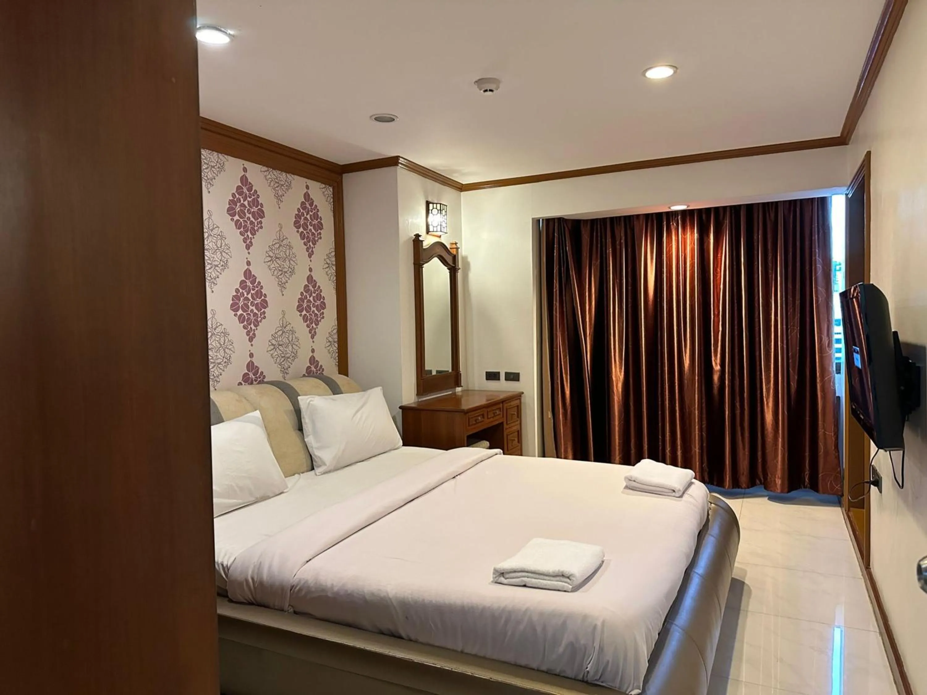 Bedroom, Bed in Omni Tower Sukhumvit Soi 4 Direct Rooms