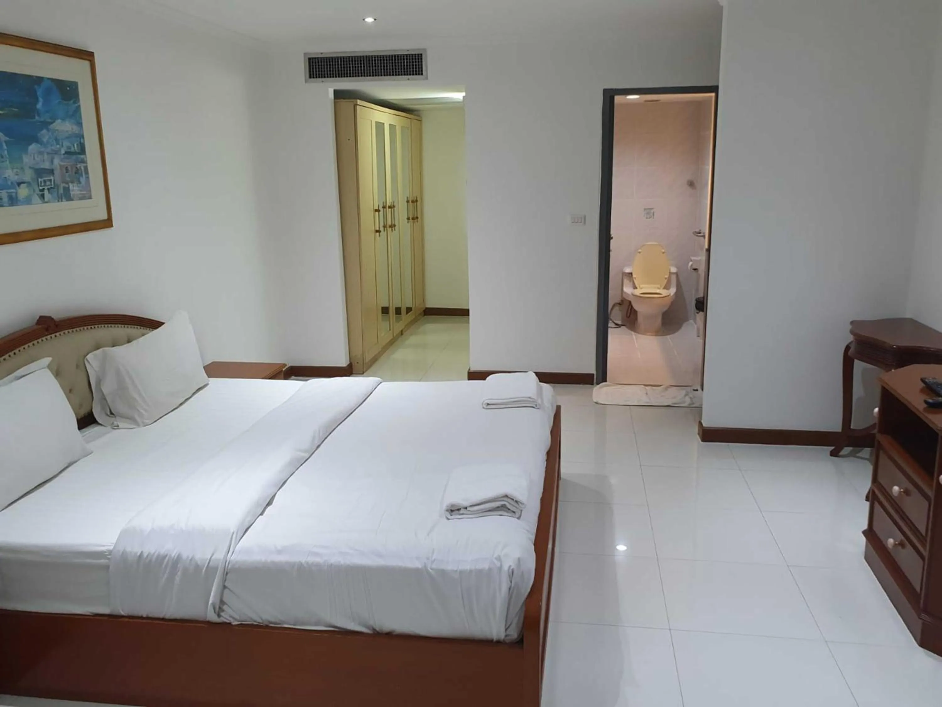 Bedroom, Bed in Omni Tower Sukhumvit Soi 4 Direct Rooms