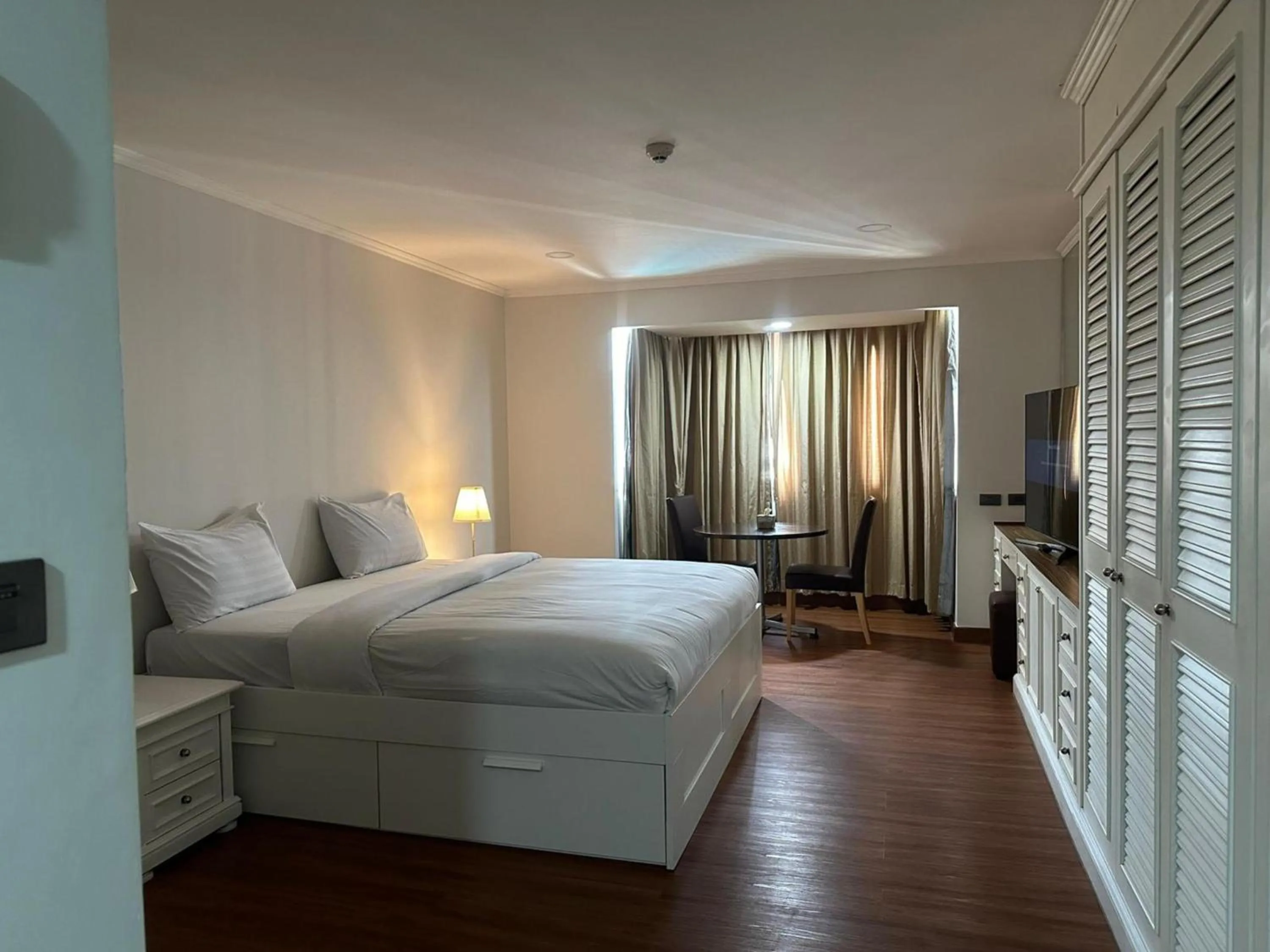 Bedroom, Bed in Omni Tower Sukhumvit Soi 4 Direct Rooms