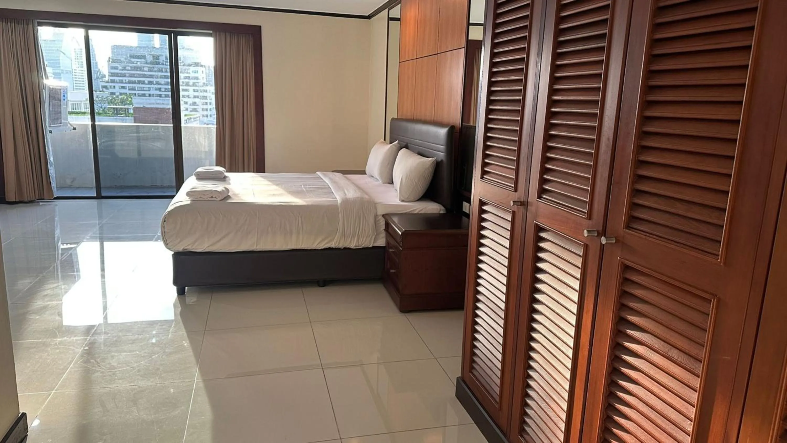 Bedroom, Bed in Omni Tower Sukhumvit Soi 4 Direct Rooms