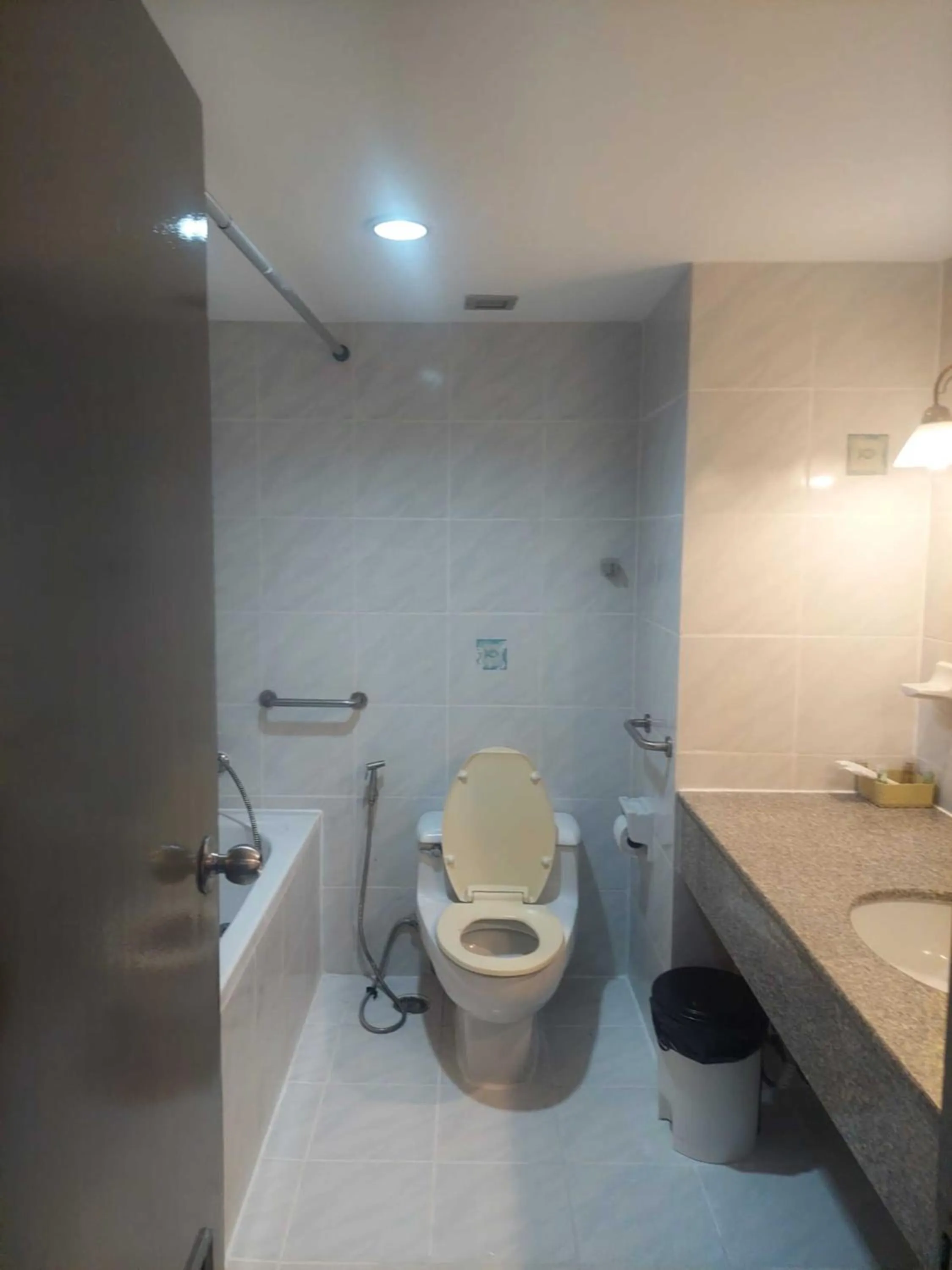 Toilet in Omni Tower Sukhumvit Soi 4 Direct Rooms