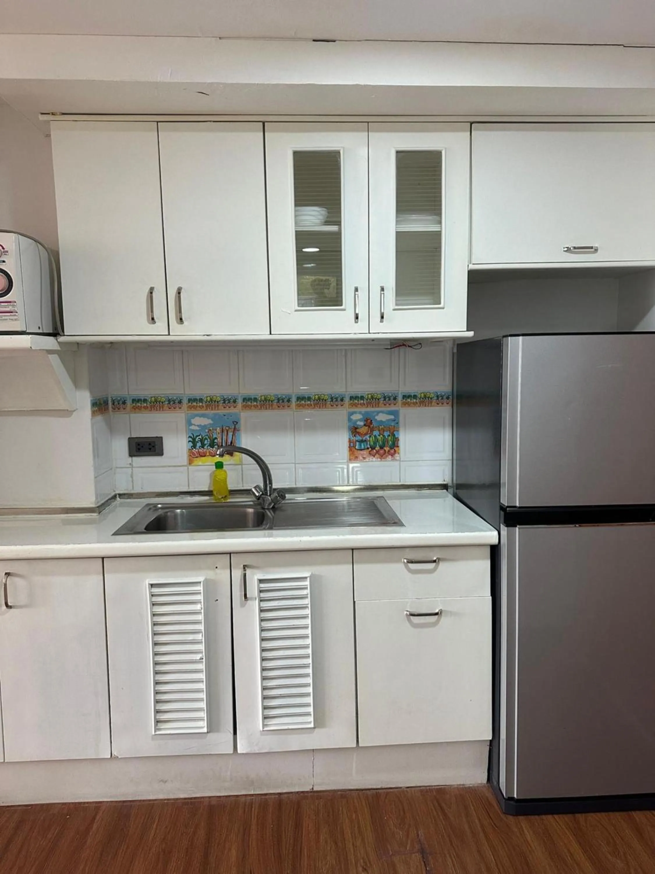 microwave in Omni Tower Sukhumvit Soi 4 Direct Rooms